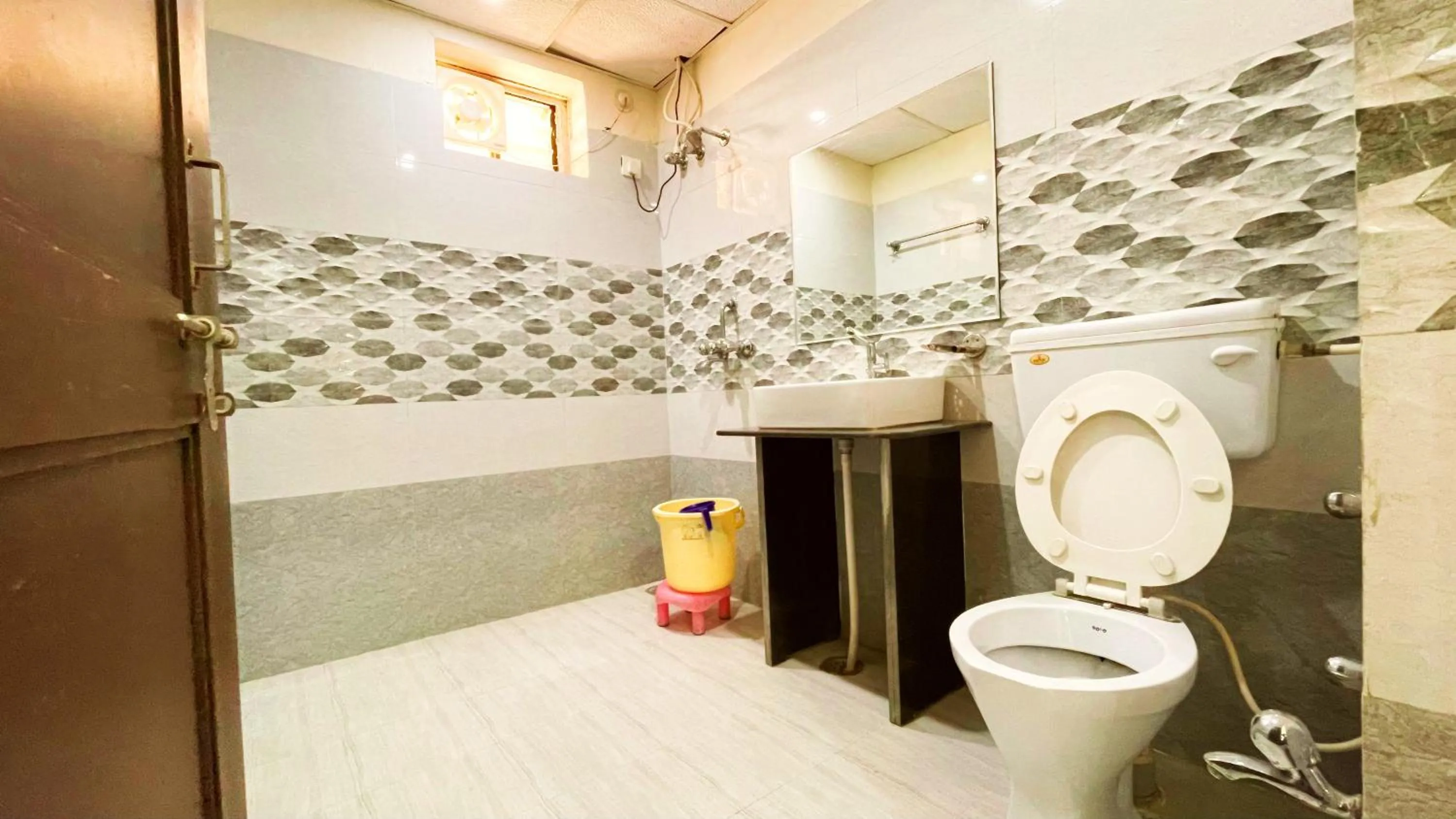 Bathroom in Hotel Prabhat Palace