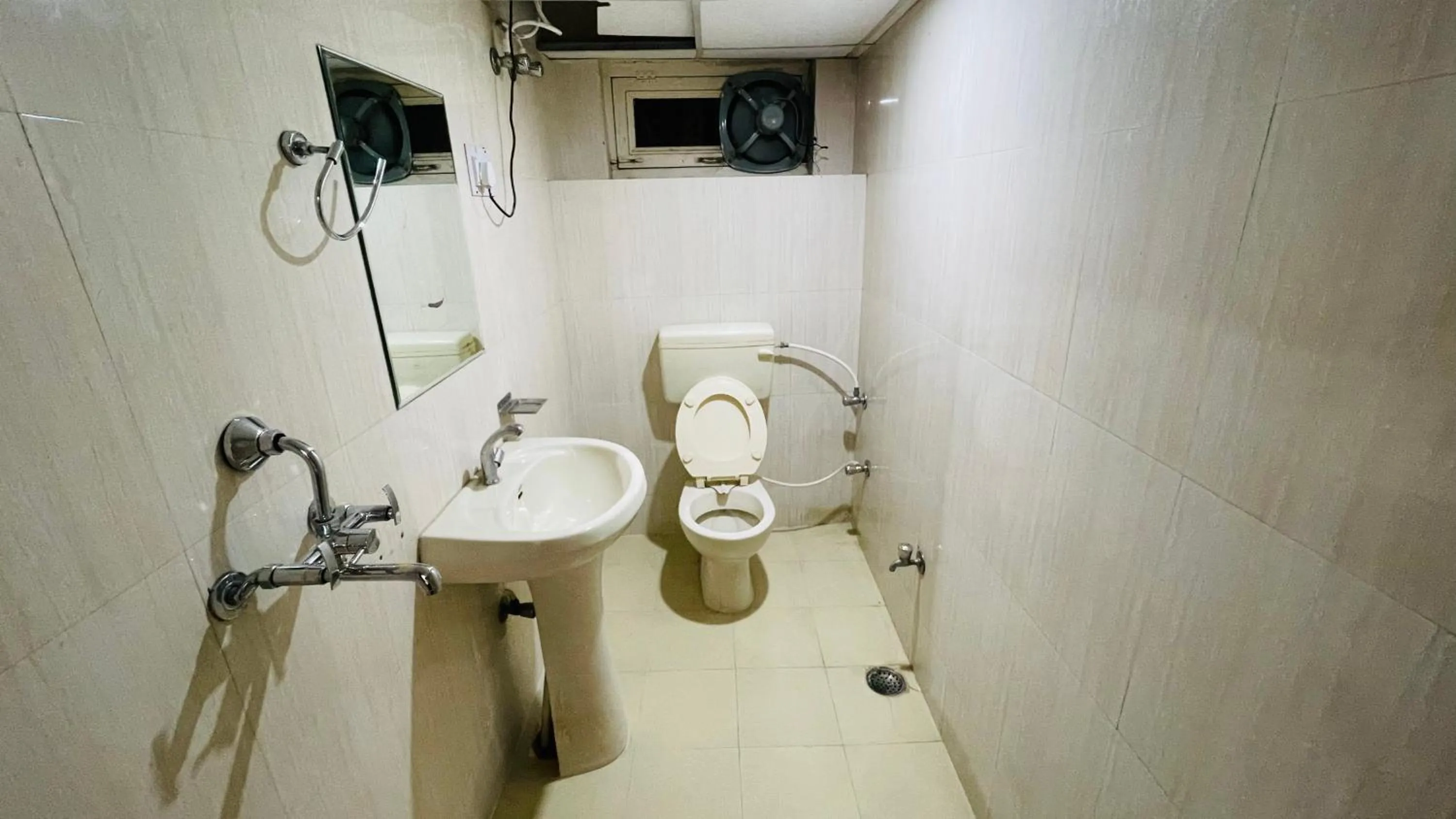 Bathroom in Hotel Prabhat Palace