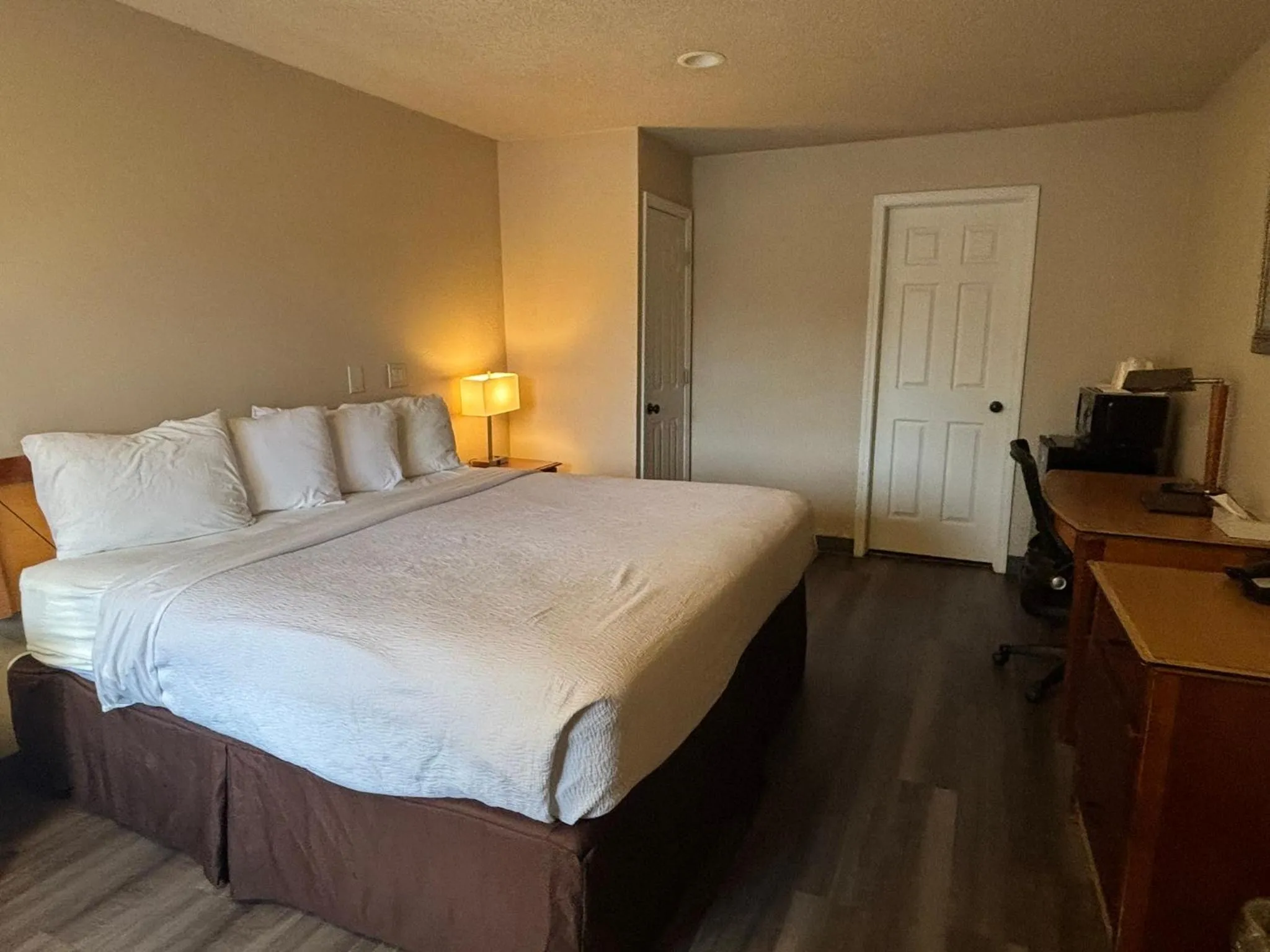 Bed in Skyway Inn - Seatac