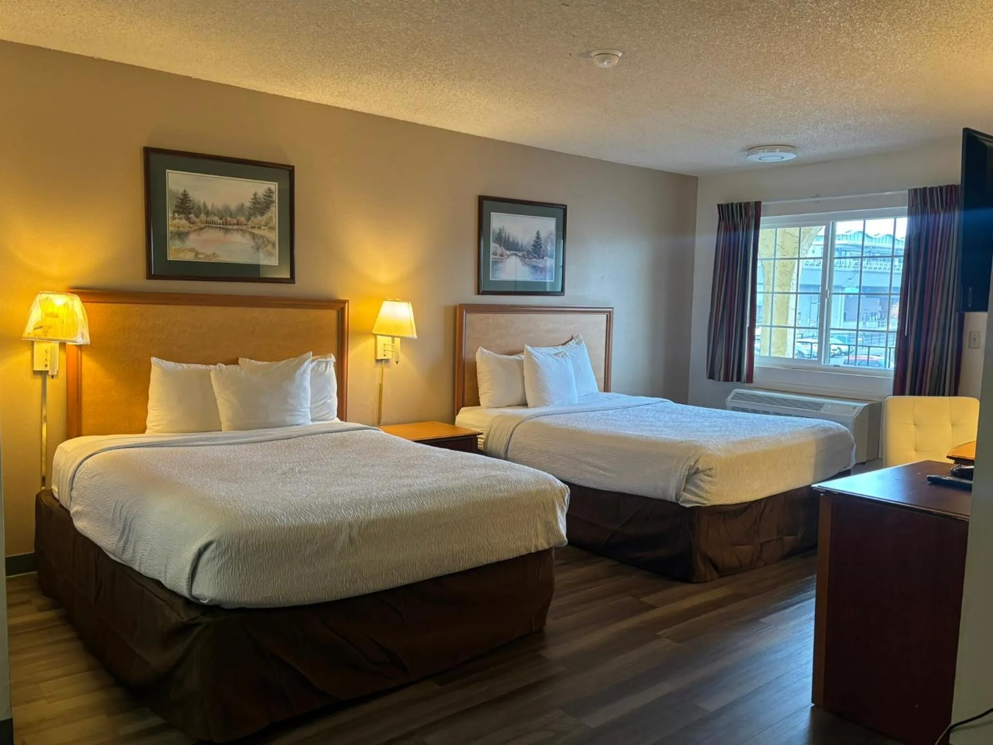 Bed in Skyway Inn - Seatac