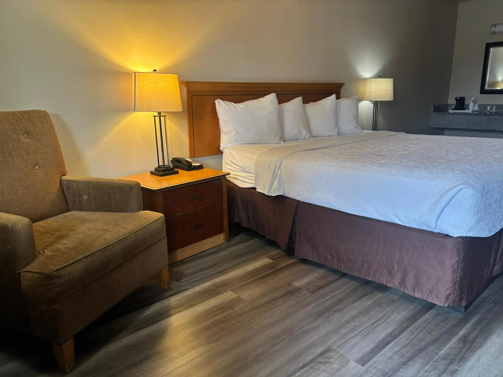 Bed in Skyway Inn - Seatac