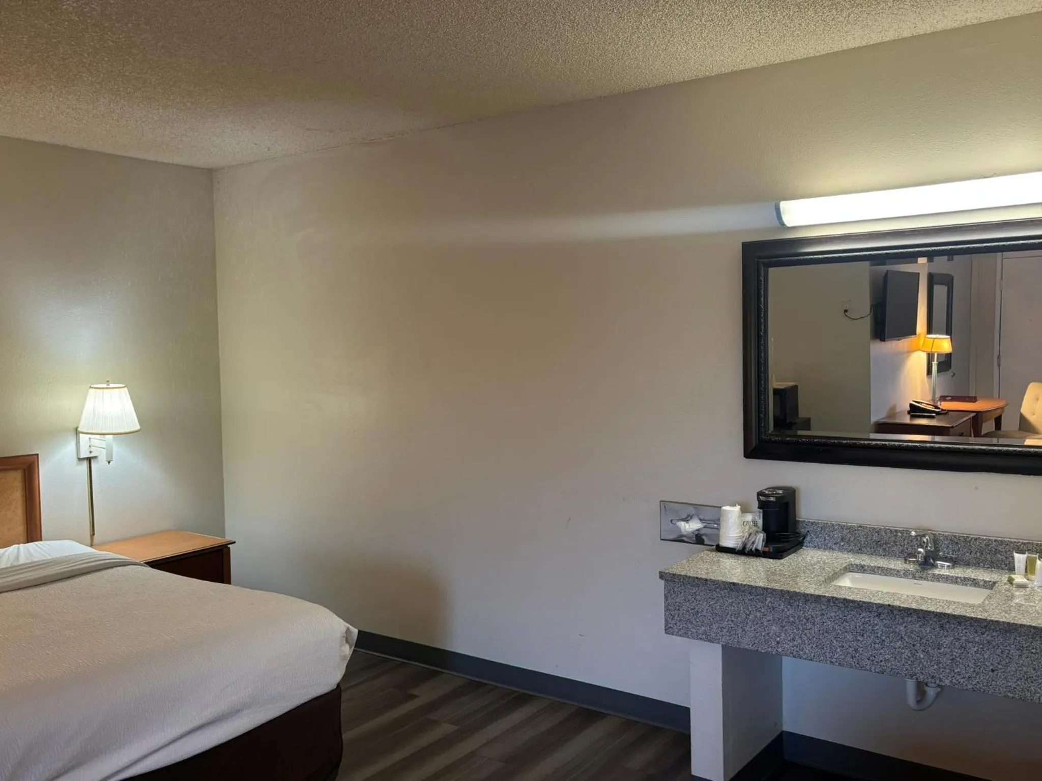 Bed in Skyway Inn - Seatac