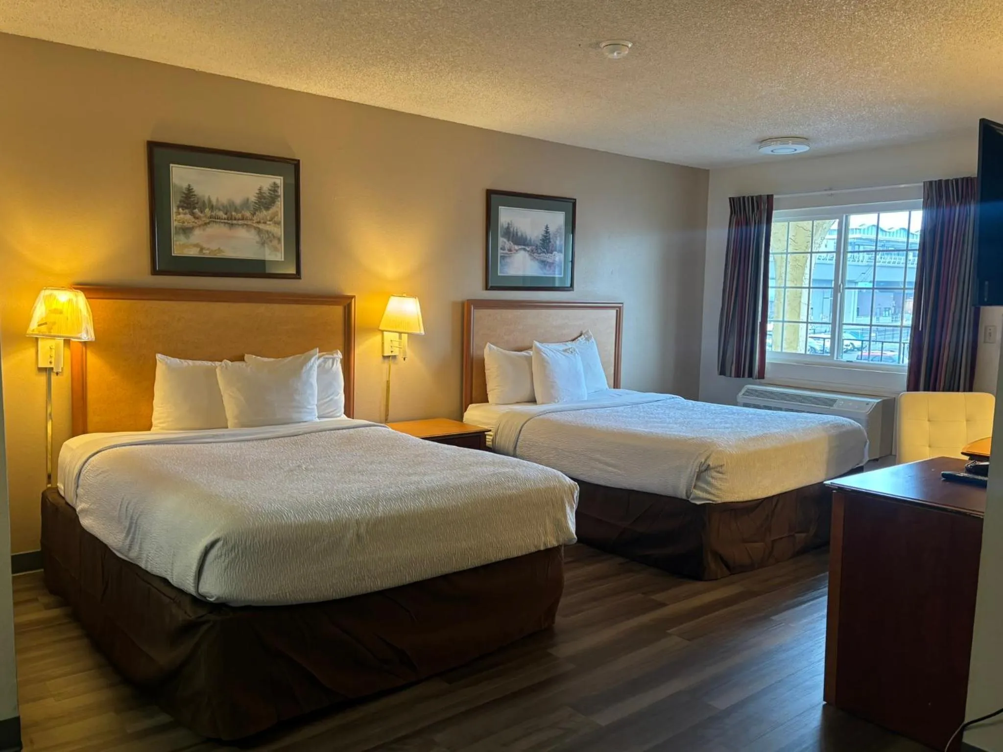 Bed in Skyway Inn - Seatac