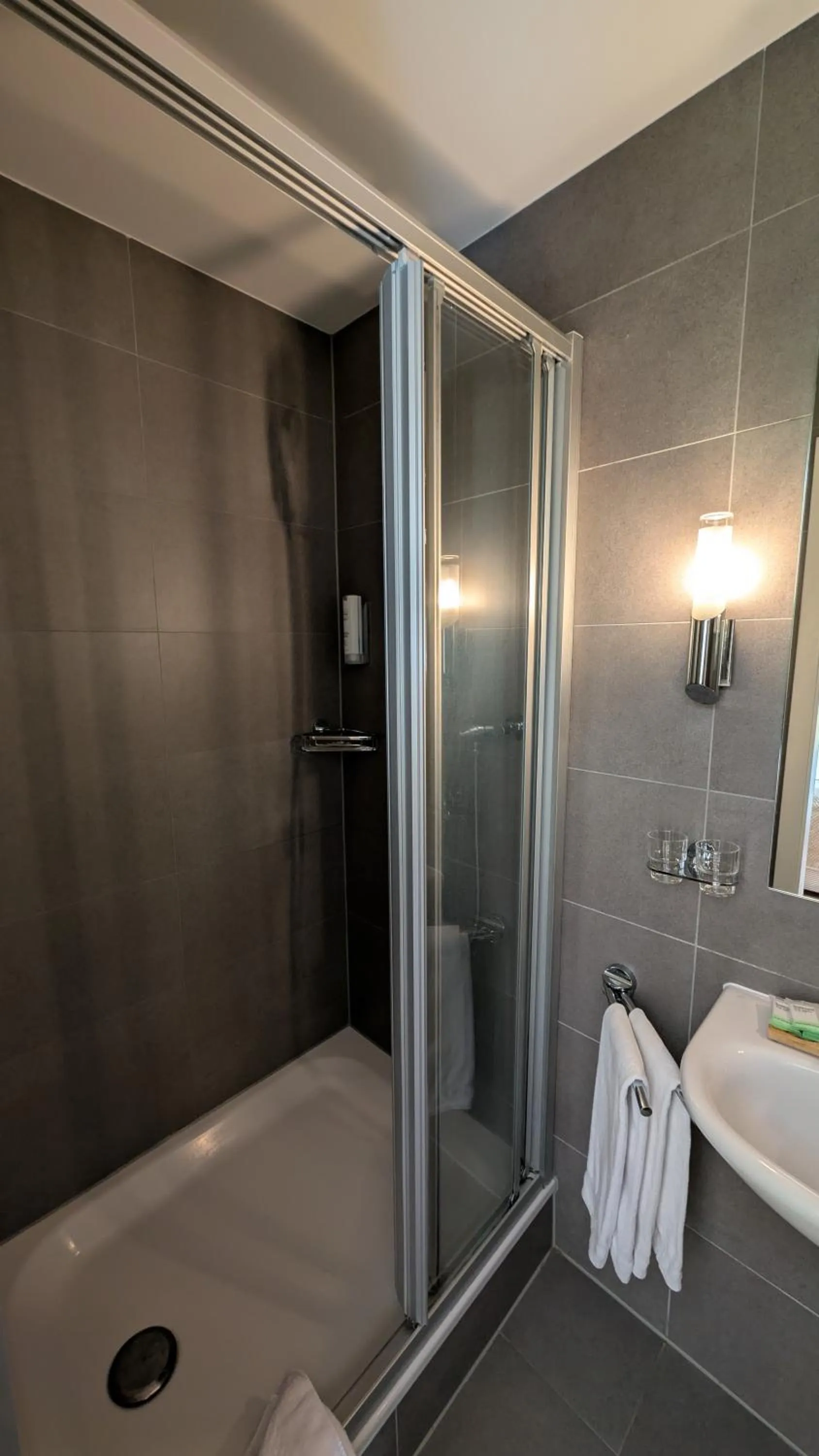 Shower in Hotel Harder Minerva