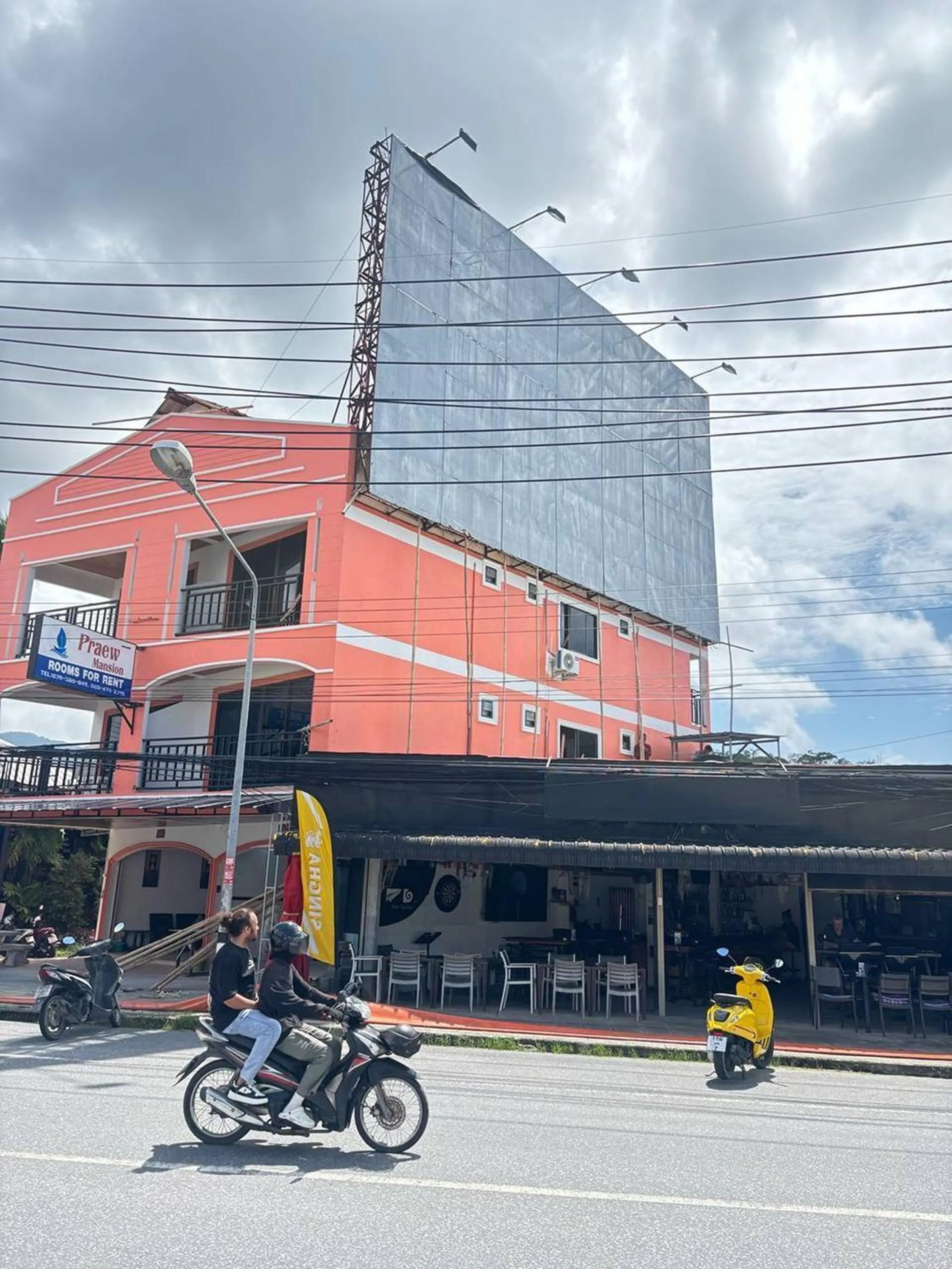 Property building in Praew Mansion