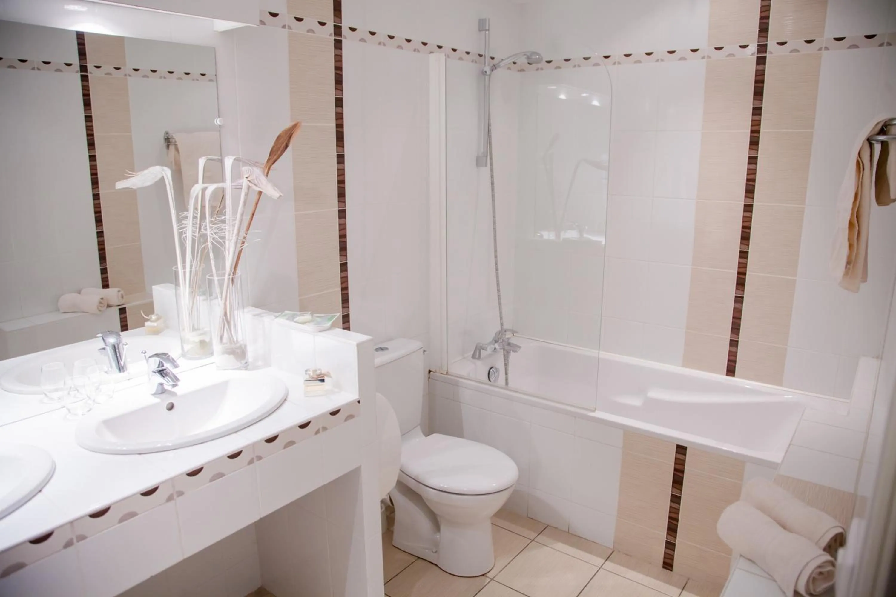 Bathroom in Hostellerie De Bretonnière - Groupe Logis Hotels
