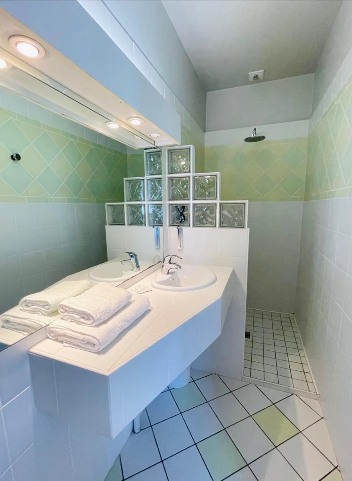 Bathroom in Hostellerie De Bretonnière - Groupe Logis Hotels