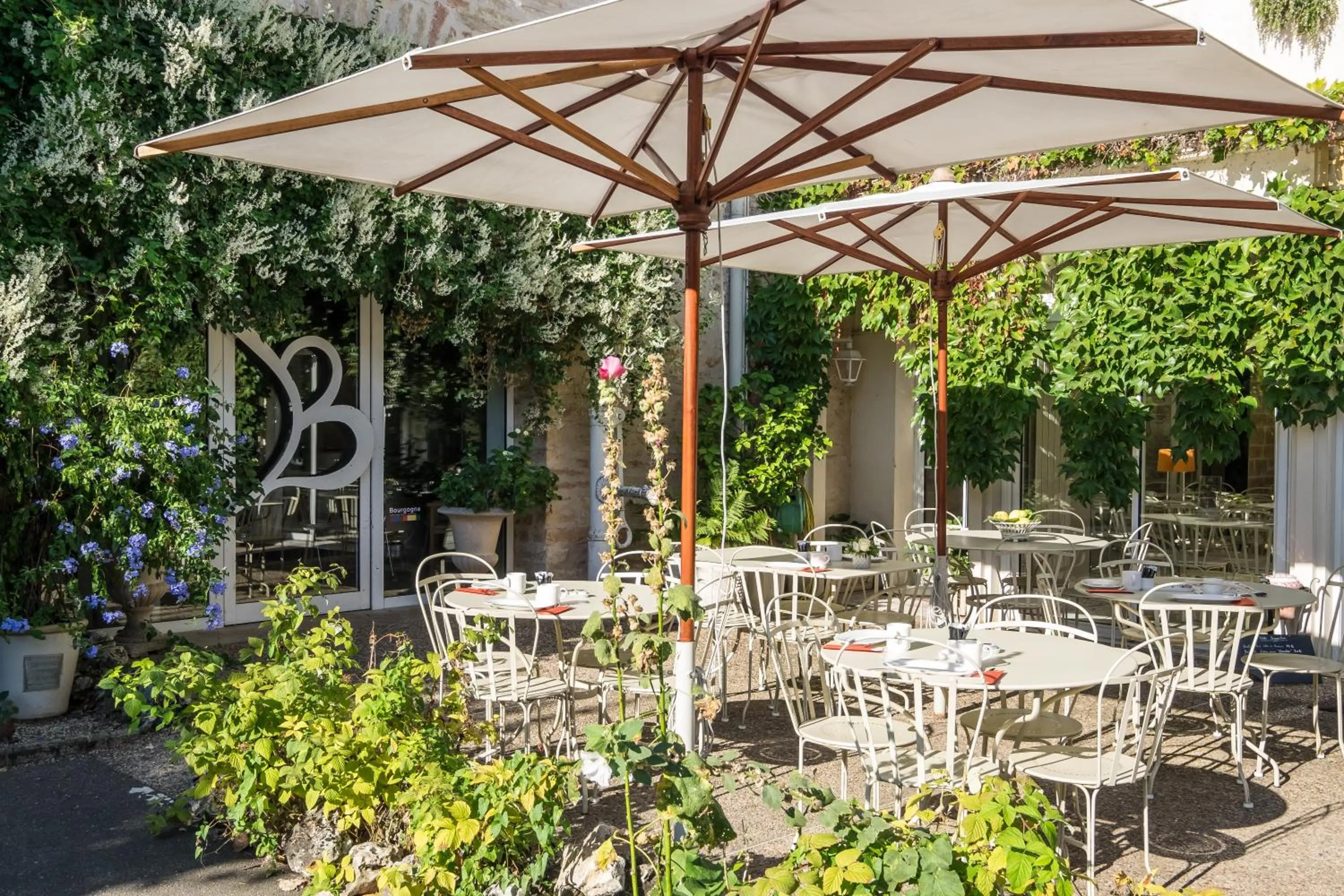 Patio in Hostellerie De Bretonnière - Groupe Logis Hotels