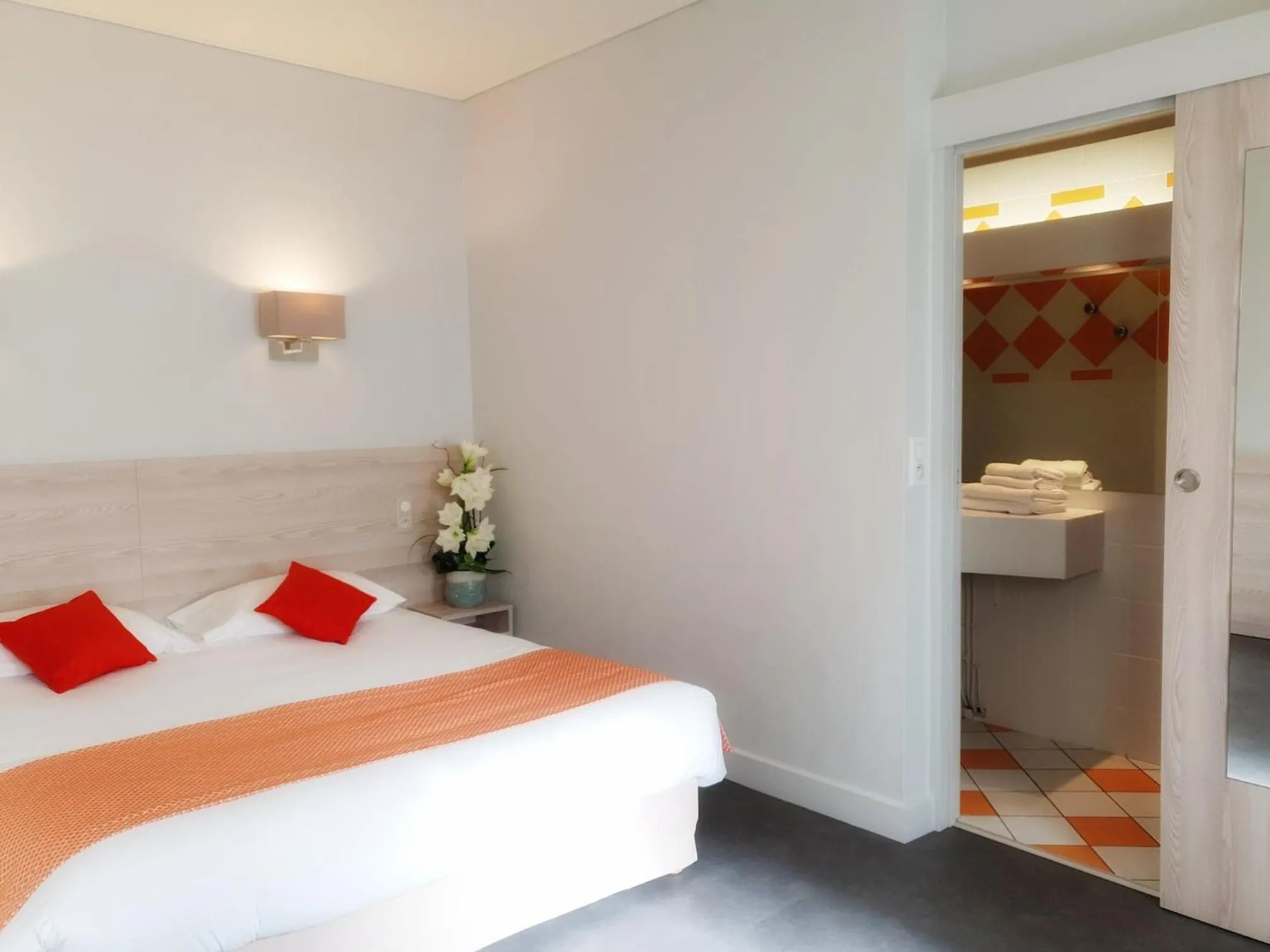 Photo of the whole room, Bed in Hostellerie De Bretonnière - Groupe Logis Hotels