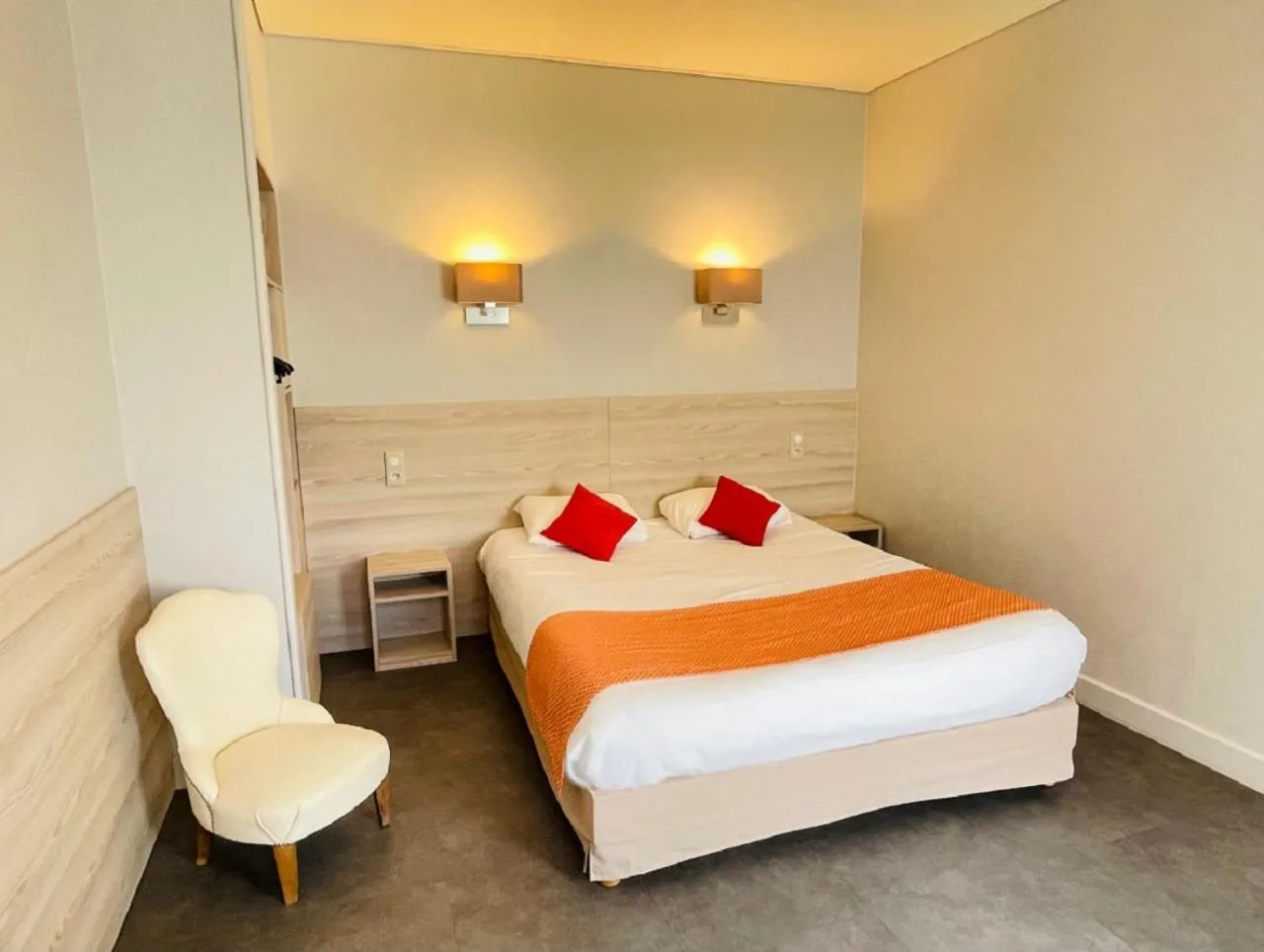 Bedroom, Bed in Hostellerie De Bretonnière - Groupe Logis Hotels