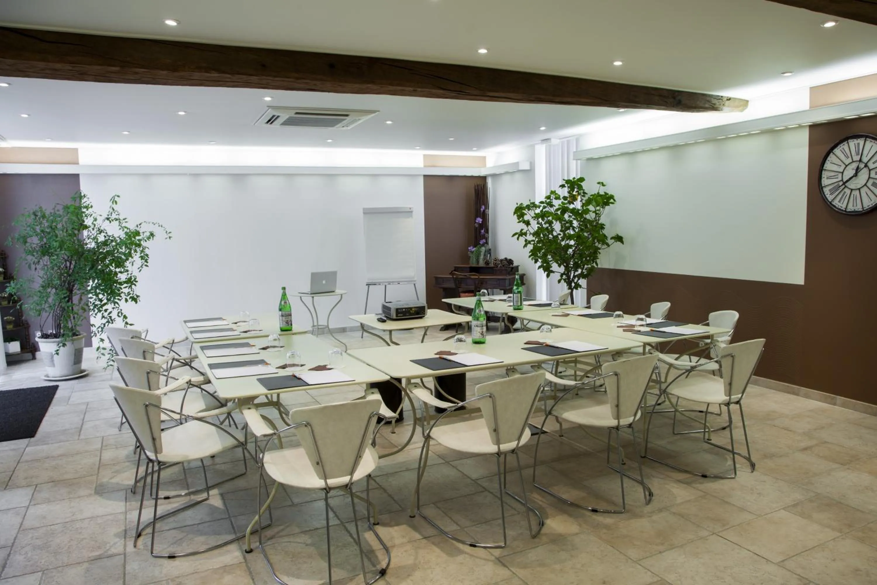 Meeting/conference room in Hostellerie De Bretonnière - Groupe Logis Hotels
