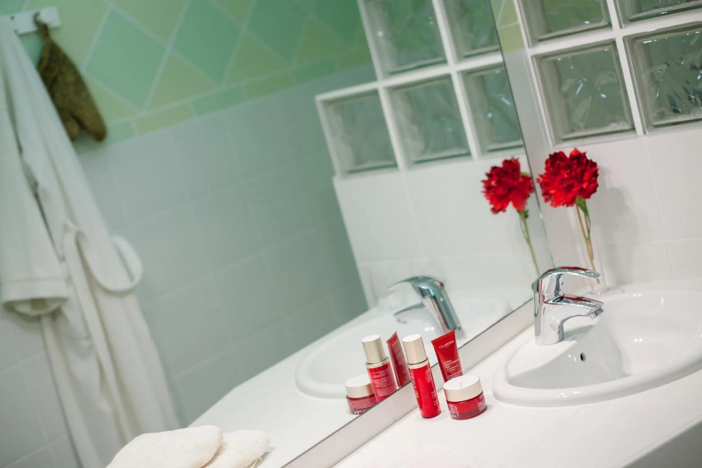 Shower in Hostellerie De Bretonnière - Groupe Logis Hotels