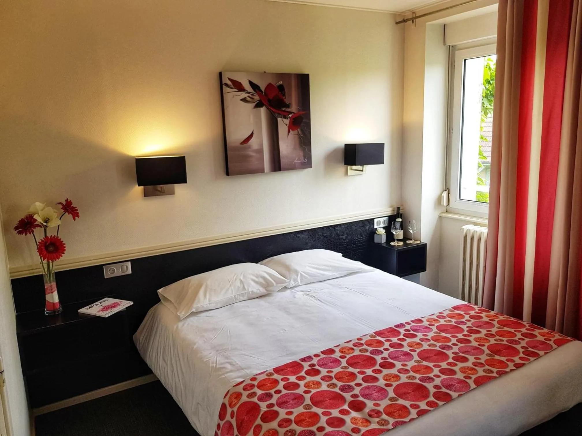 Property building, Bed in Hostellerie De Bretonnière - Groupe Logis Hotels