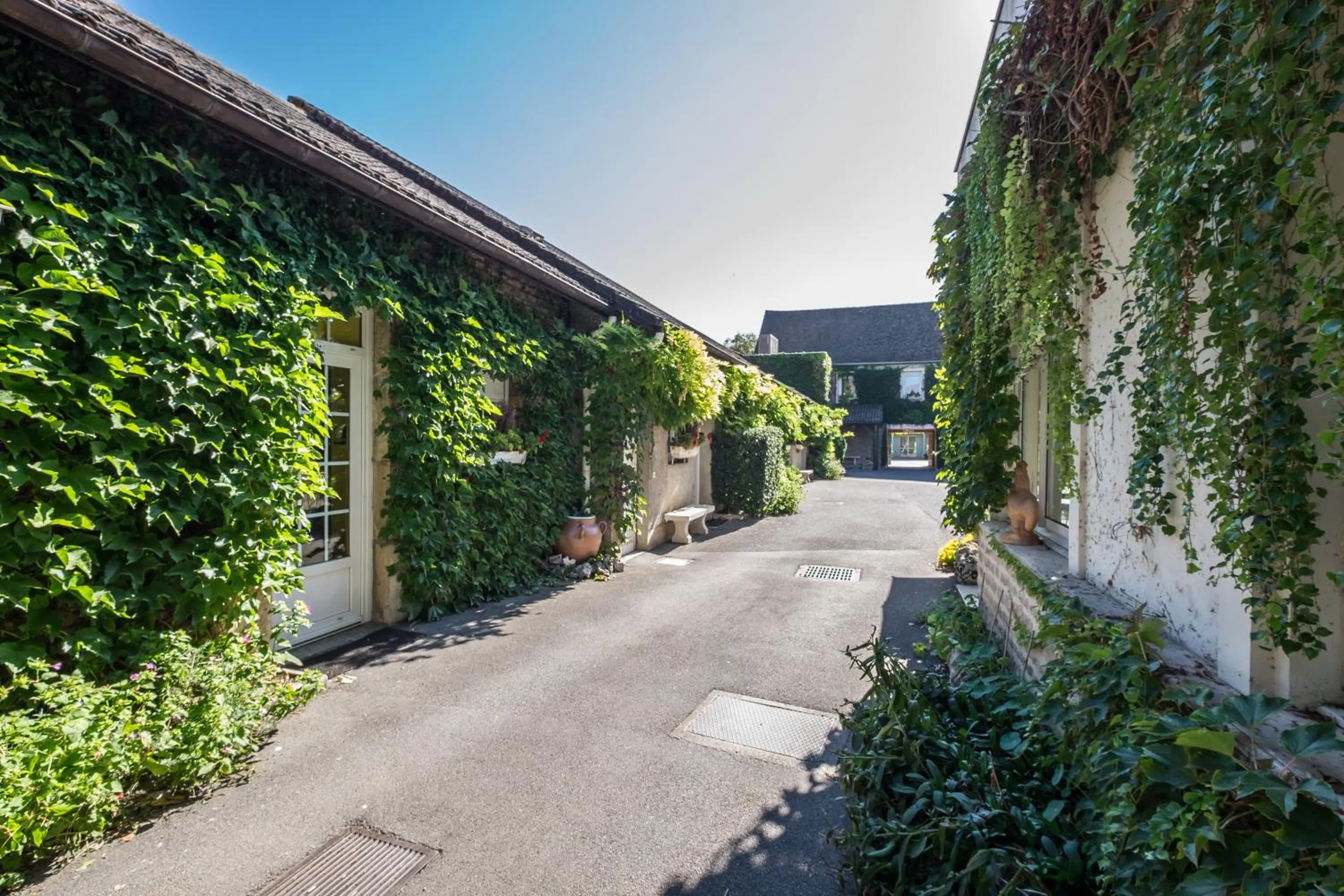 Inner courtyard view in Hostellerie De Bretonnière - Groupe Logis Hotels