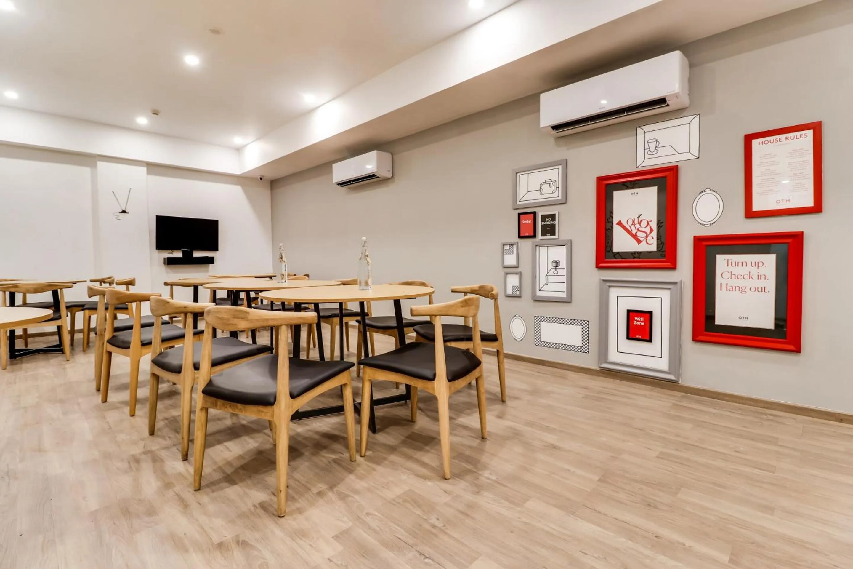 Restaurant/places to eat in Super Townhouse Gandhi Hall