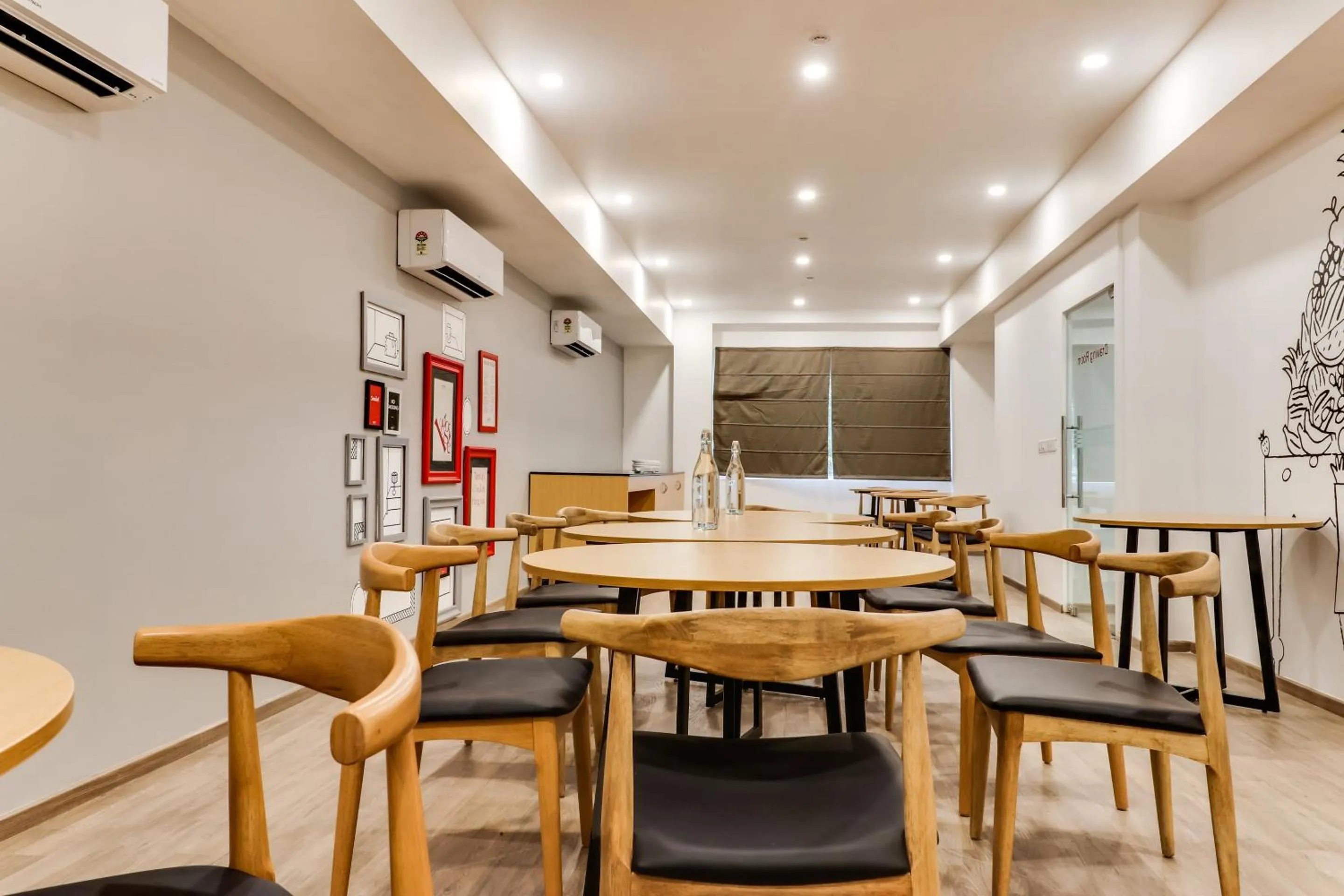 Restaurant/places to eat in Super Townhouse Gandhi Hall