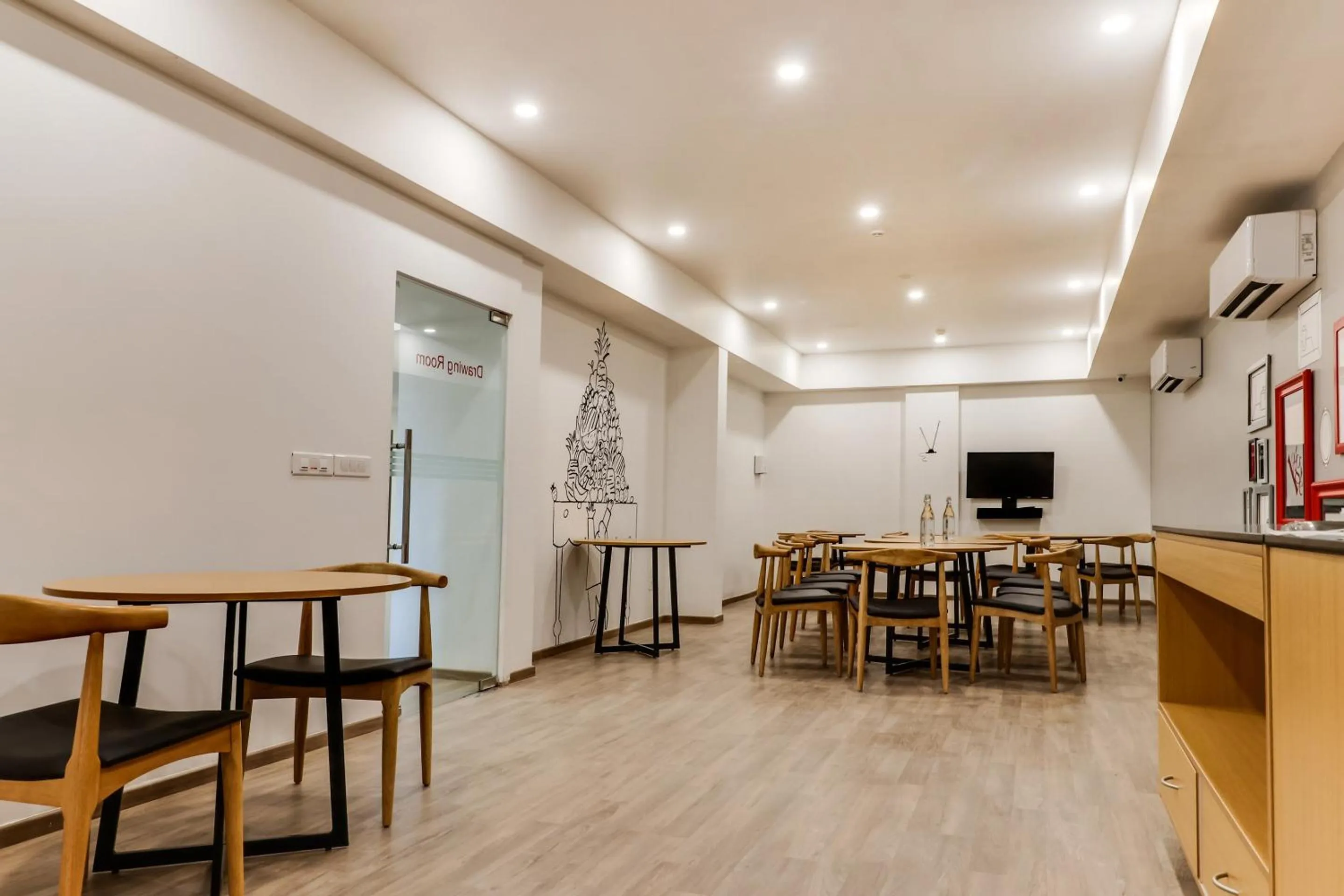 Restaurant/places to eat in Super Townhouse Gandhi Hall