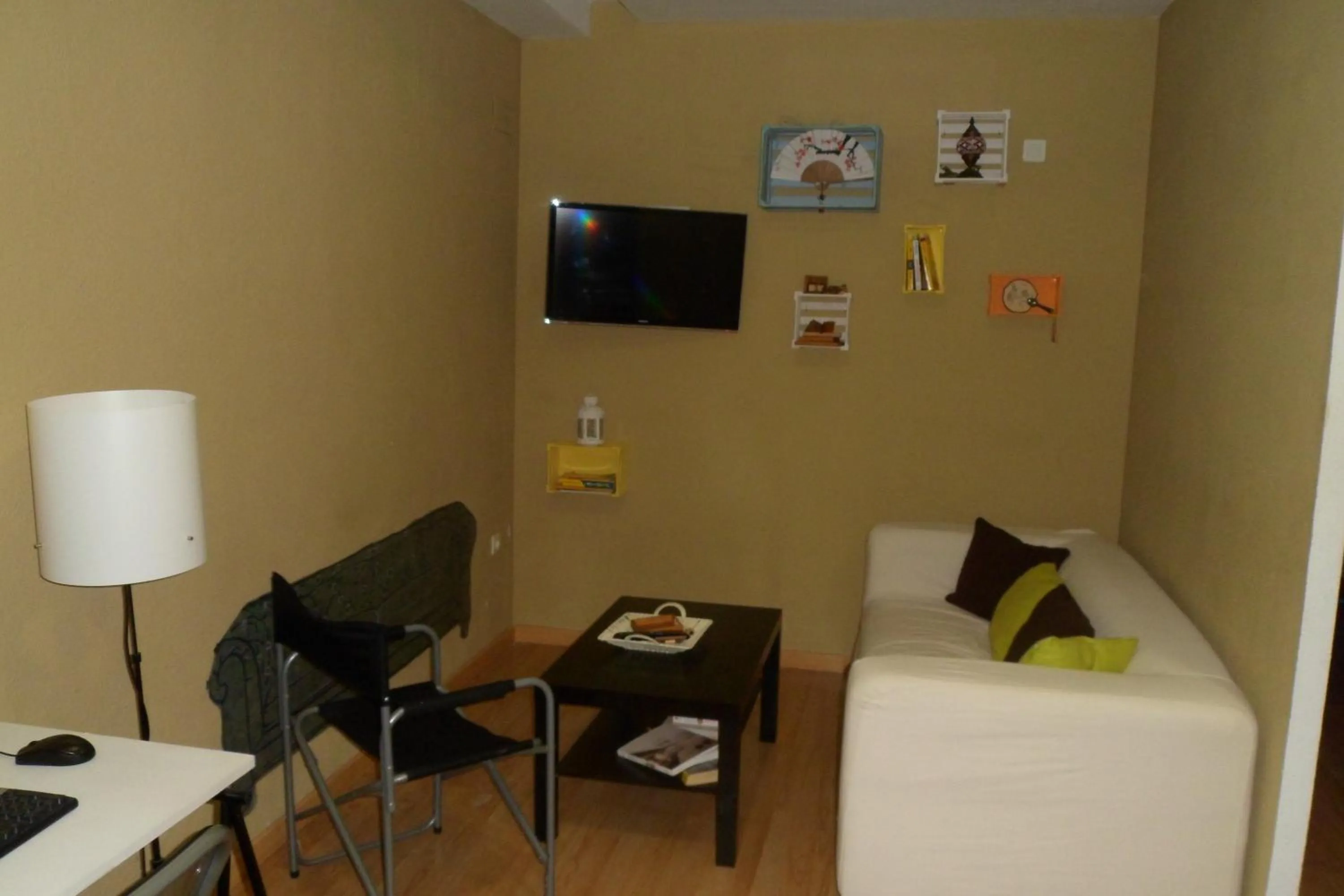 Communal lounge/ TV room in Granada Old Town Hostel