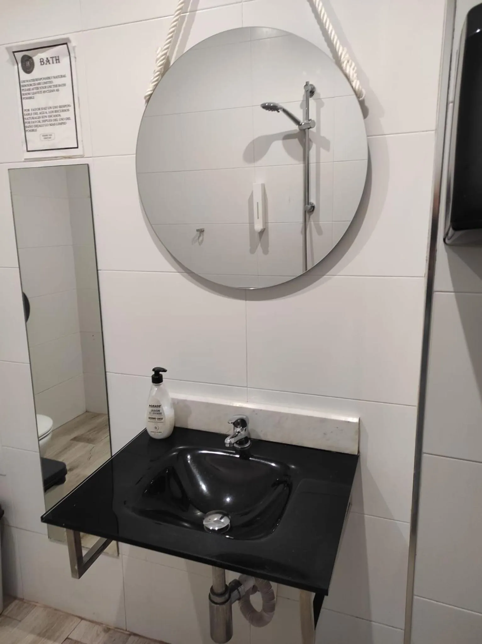 Bathroom in Granada Old Town Hostel