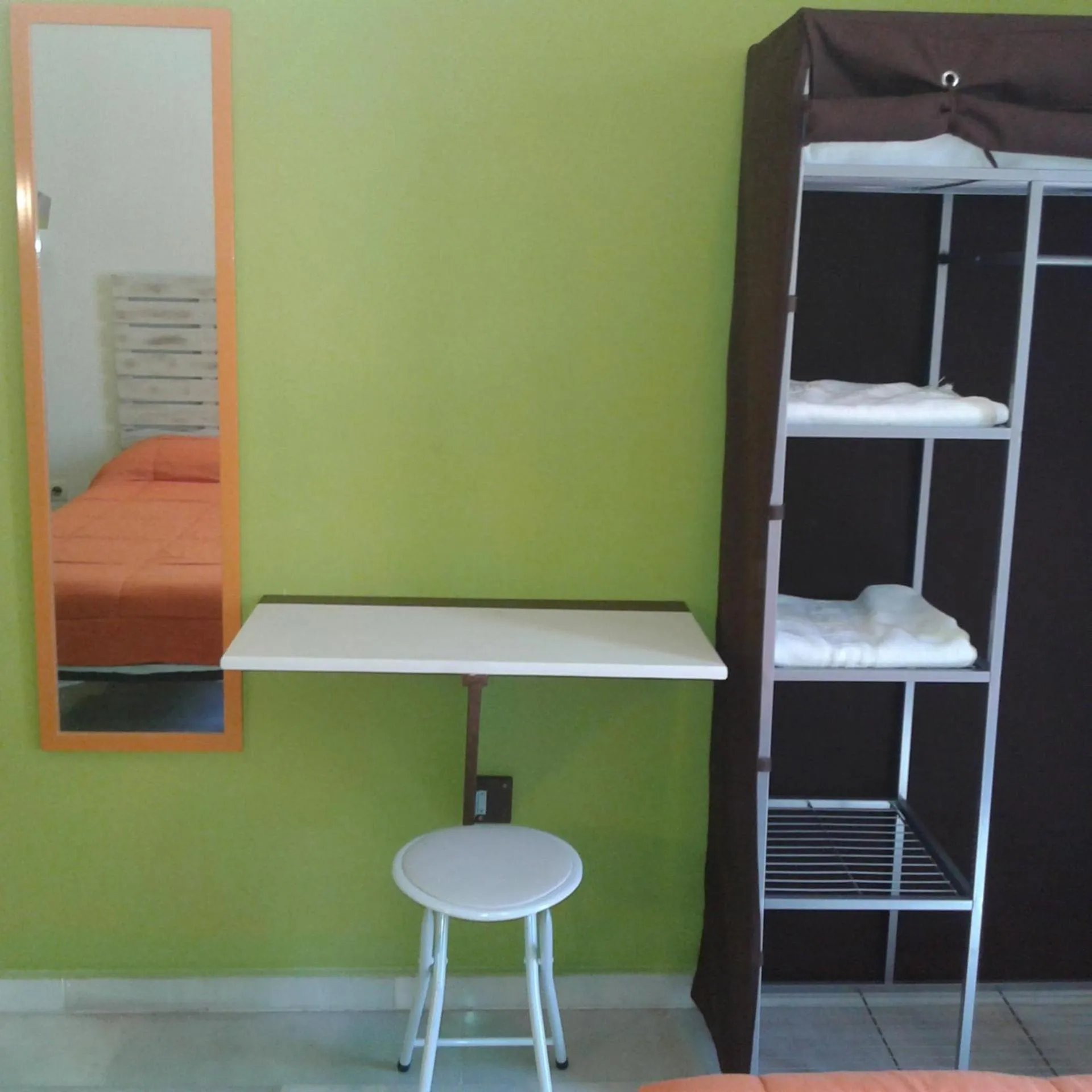 hair dresser in Granada Old Town Hostel