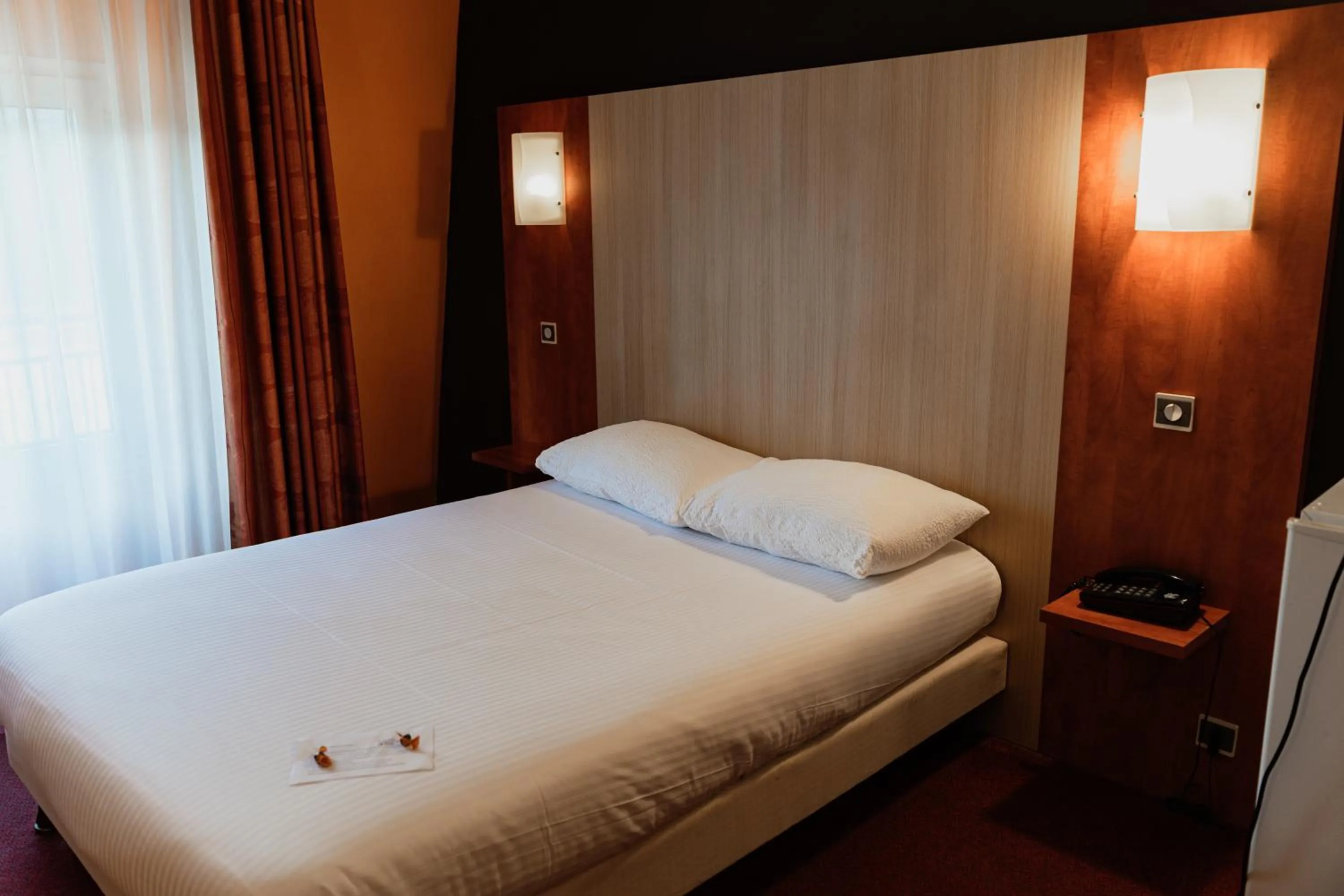 Photo of the whole room, Bed in BRIT HOTEL Le Lion d'Or CHINON