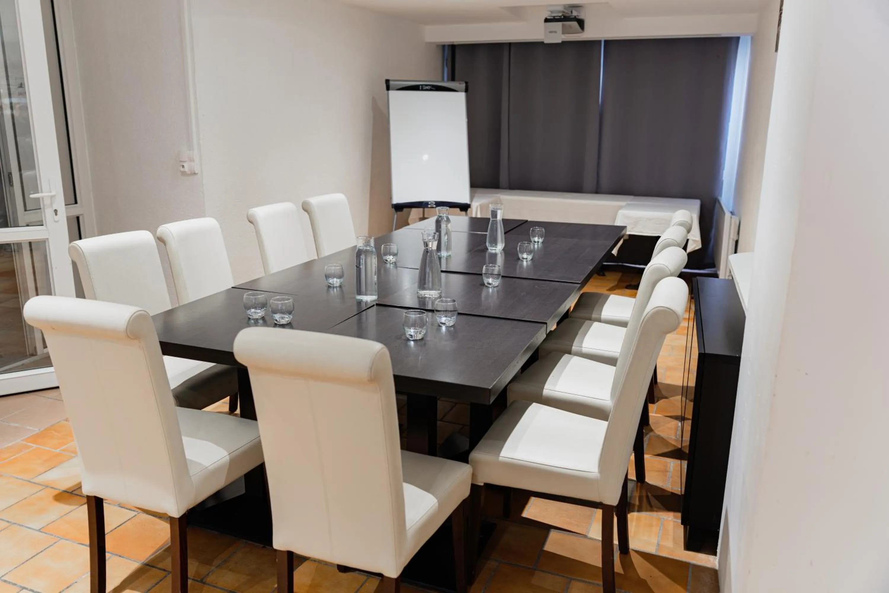 Meeting/conference room in BRIT HOTEL Le Lion d'Or CHINON