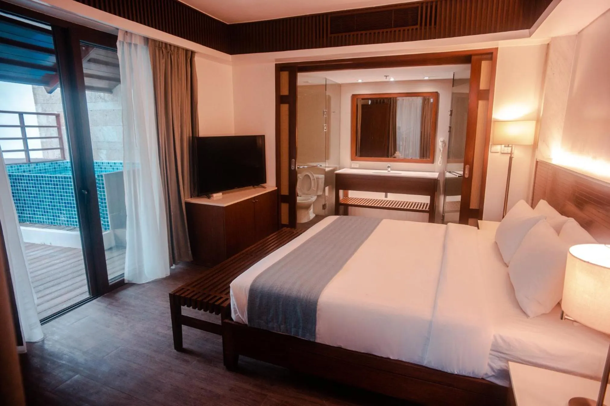 Photo of the whole room, Bed in Mandarin White Sand Boracay