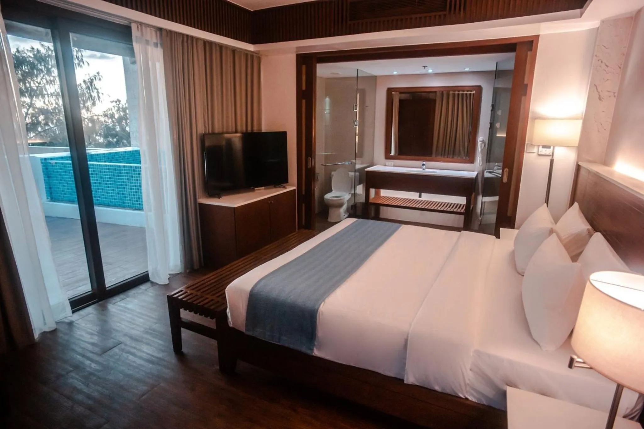 Bed in Mandarin White Sand Boracay