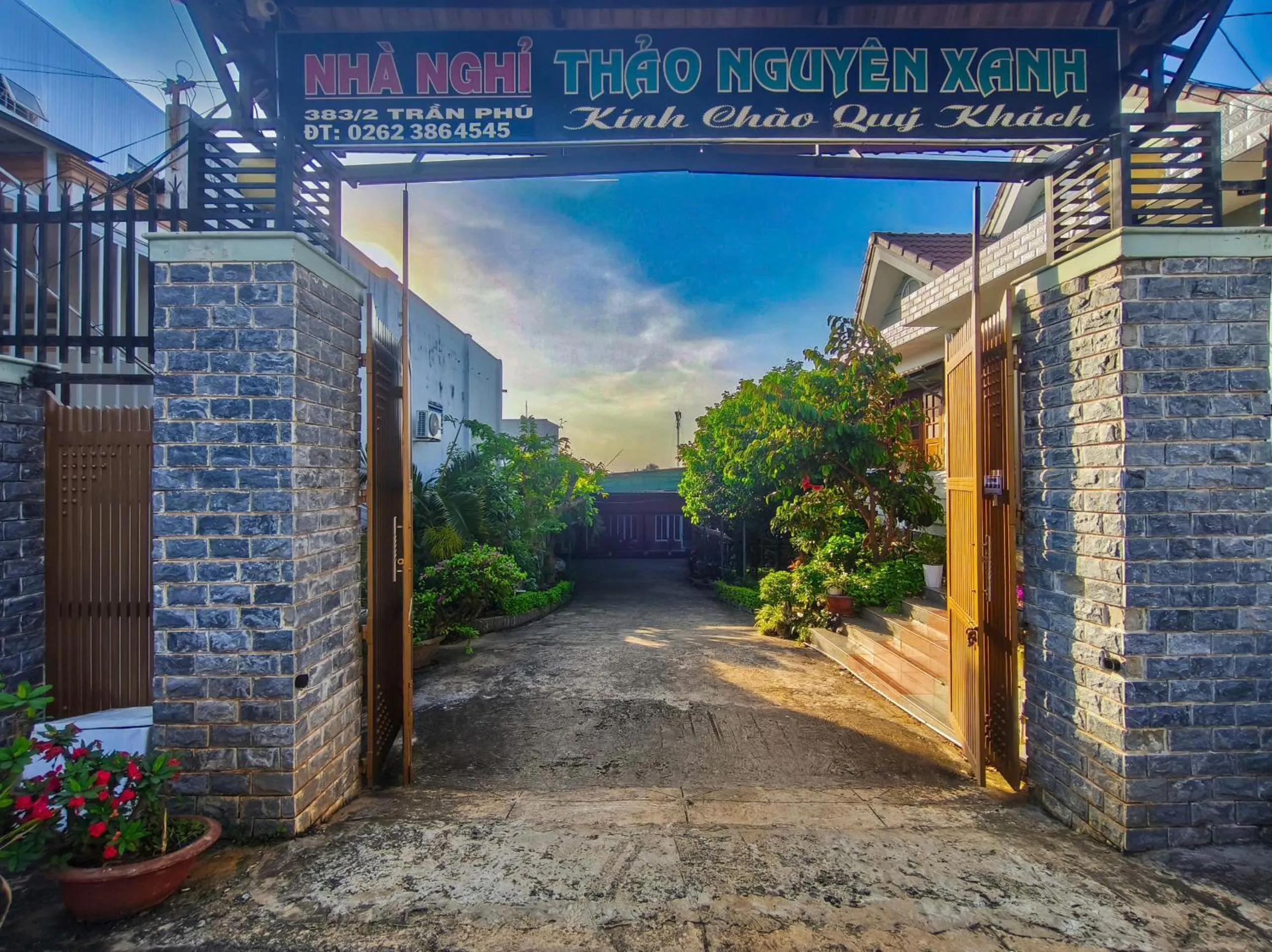 Facade/entrance in Nhà Nghỉ THẢO NGUYÊN XANH