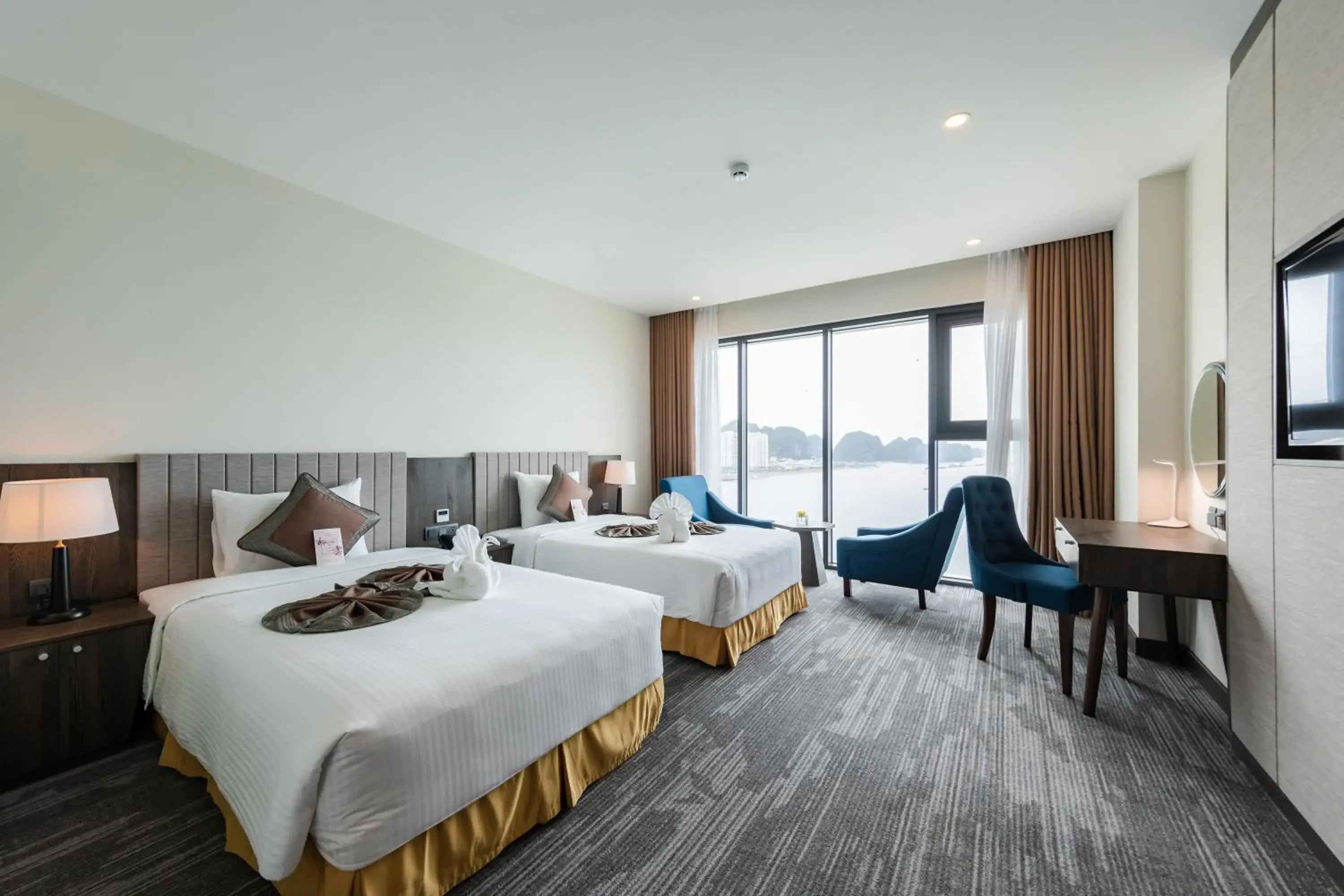 Twin Room with Sea View in Muong Thanh Grand Bai Chay Twin Room with Sea View in Muong Thanh Grand Bai Chay