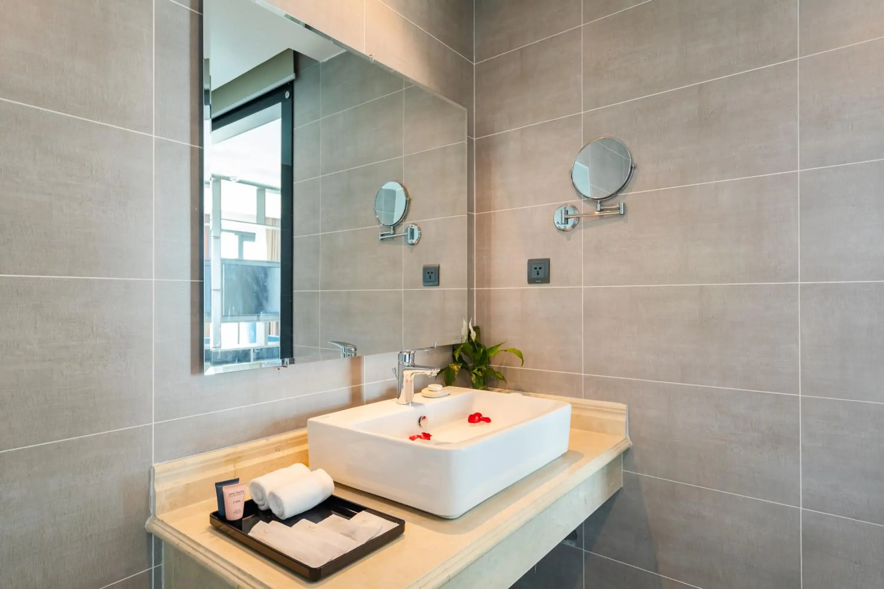 Executive Suite in Muong Thanh Grand Bai Chay Executive Suite in Muong Thanh Grand Bai Chay