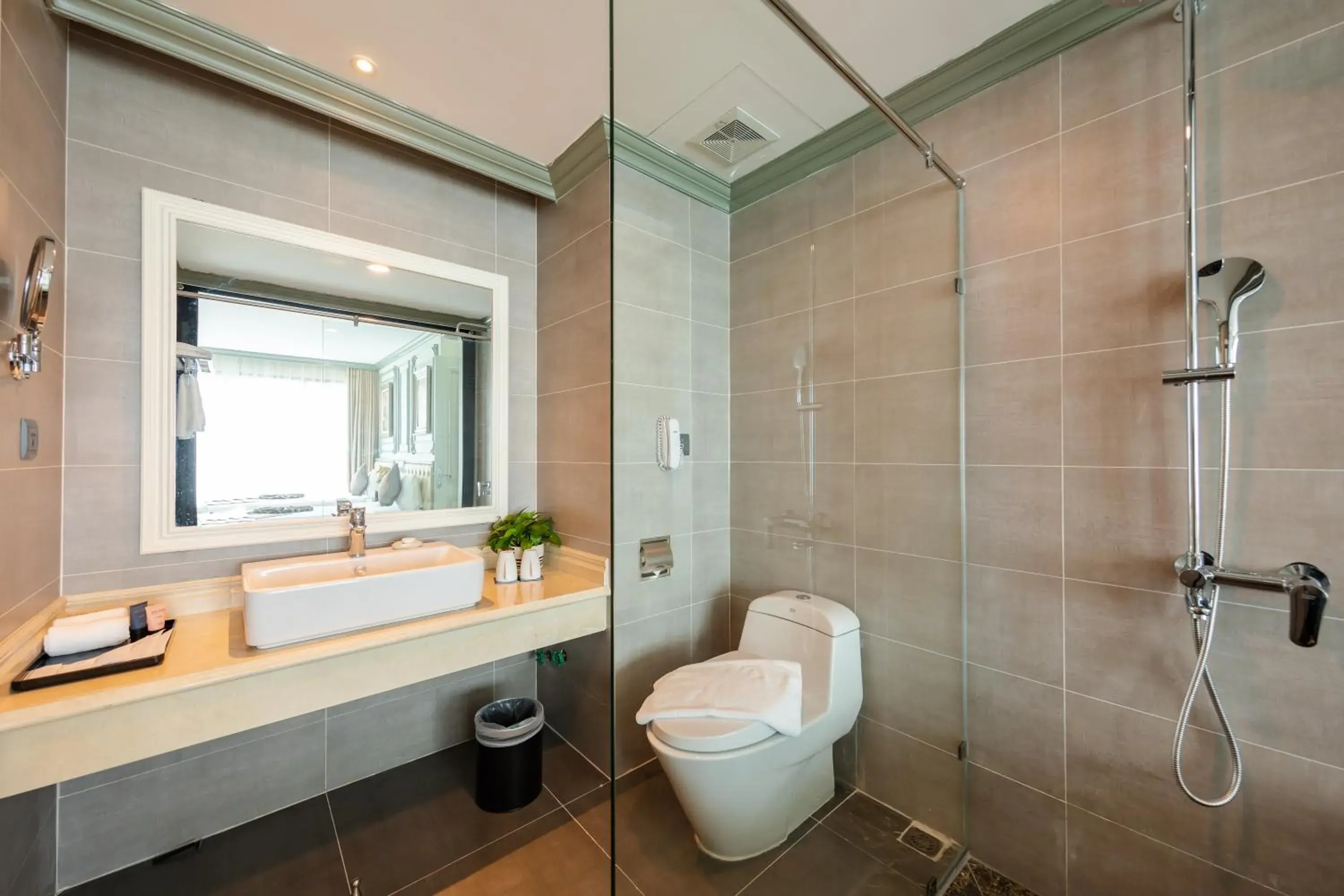 Deluxe Double Room in Muong Thanh Grand Bai Chay Deluxe Double Room in Muong Thanh Grand Bai Chay