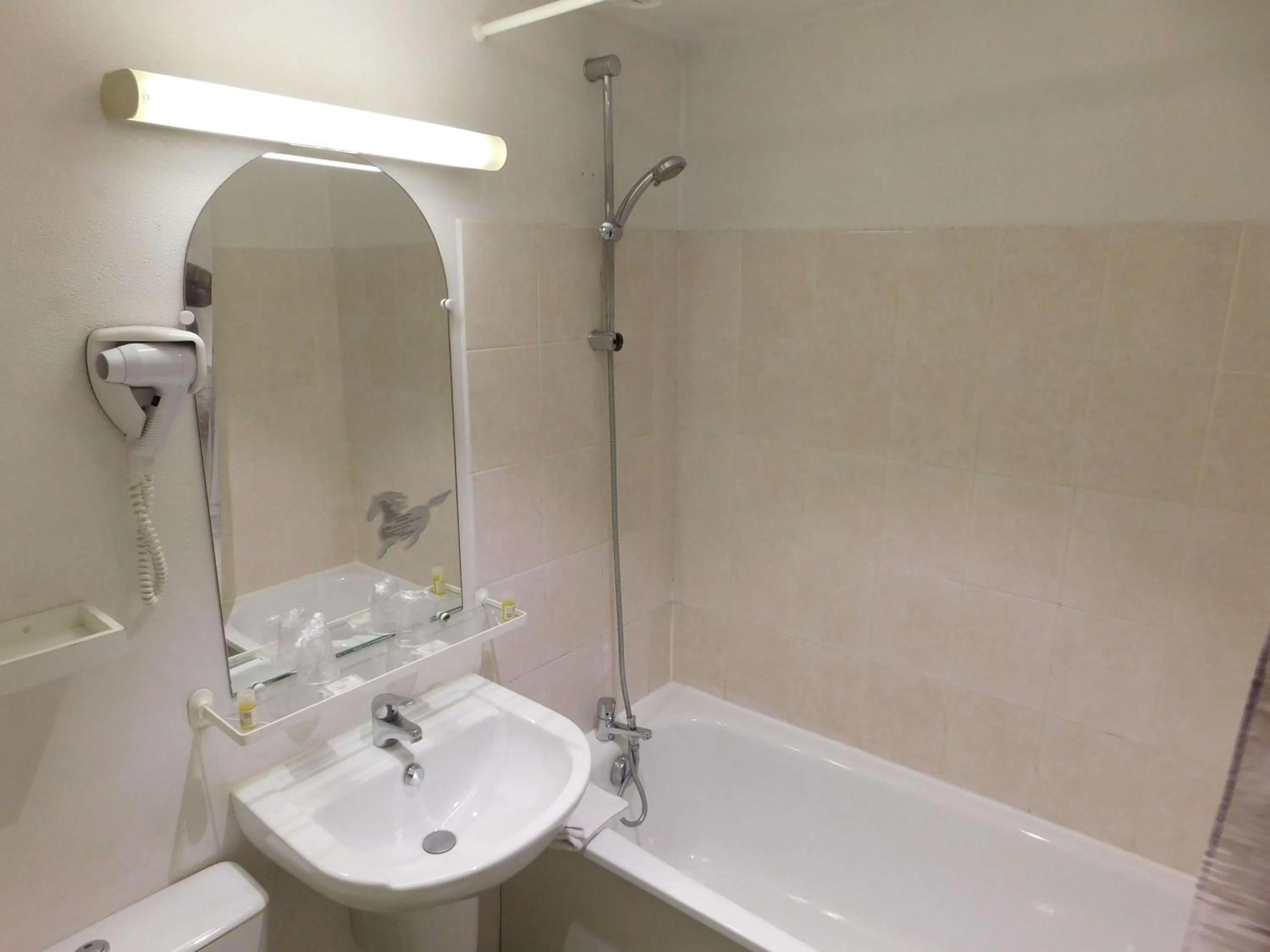 Bathroom in Brit Hotel Argentan