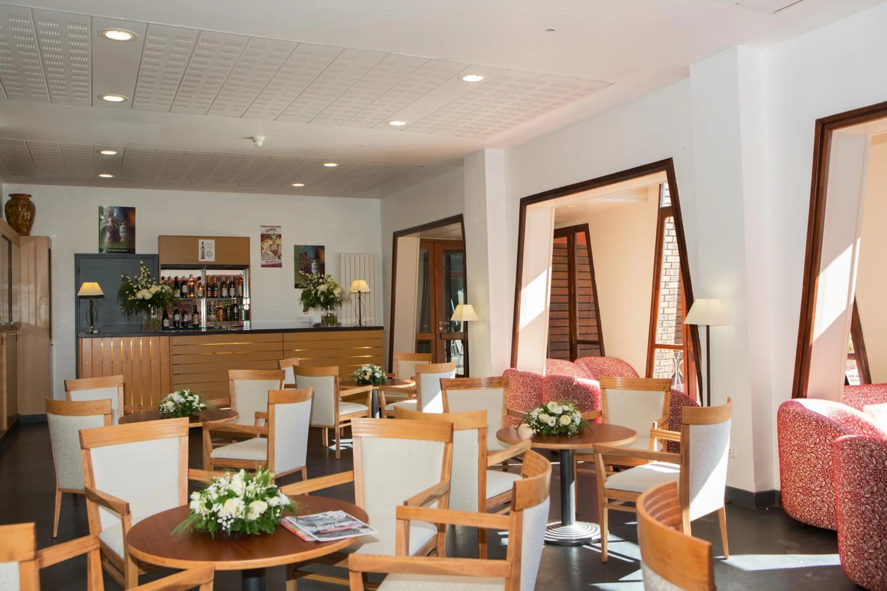 Lounge or bar in Vacances Bleues Hôtel Castel Luberon