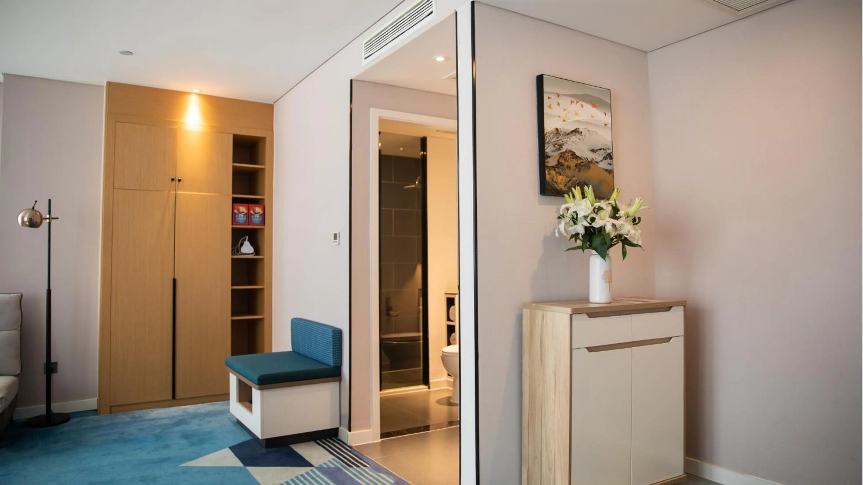 Photo of the whole room, TV/Entertainment Center in Holiday Inn Express Linyi West, an IHG Hotel