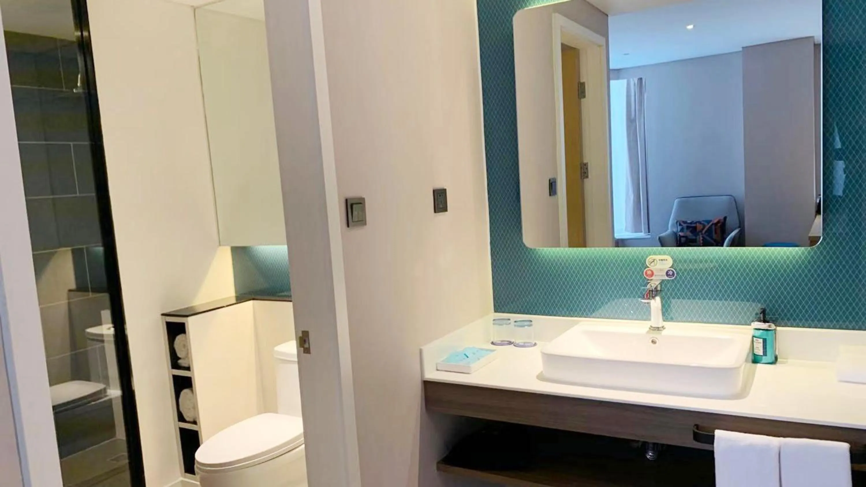 Photo of the whole room, Bathroom in Holiday Inn Express Linyi West, an IHG Hotel