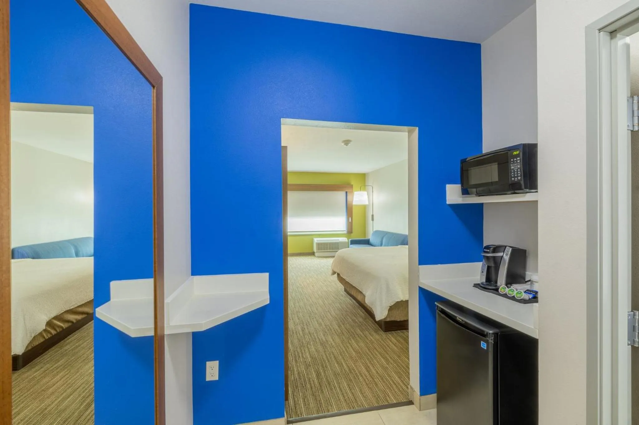 Photo of the whole room, Bed in Holiday Inn Express & Suites Lindale - Tyler by IHG