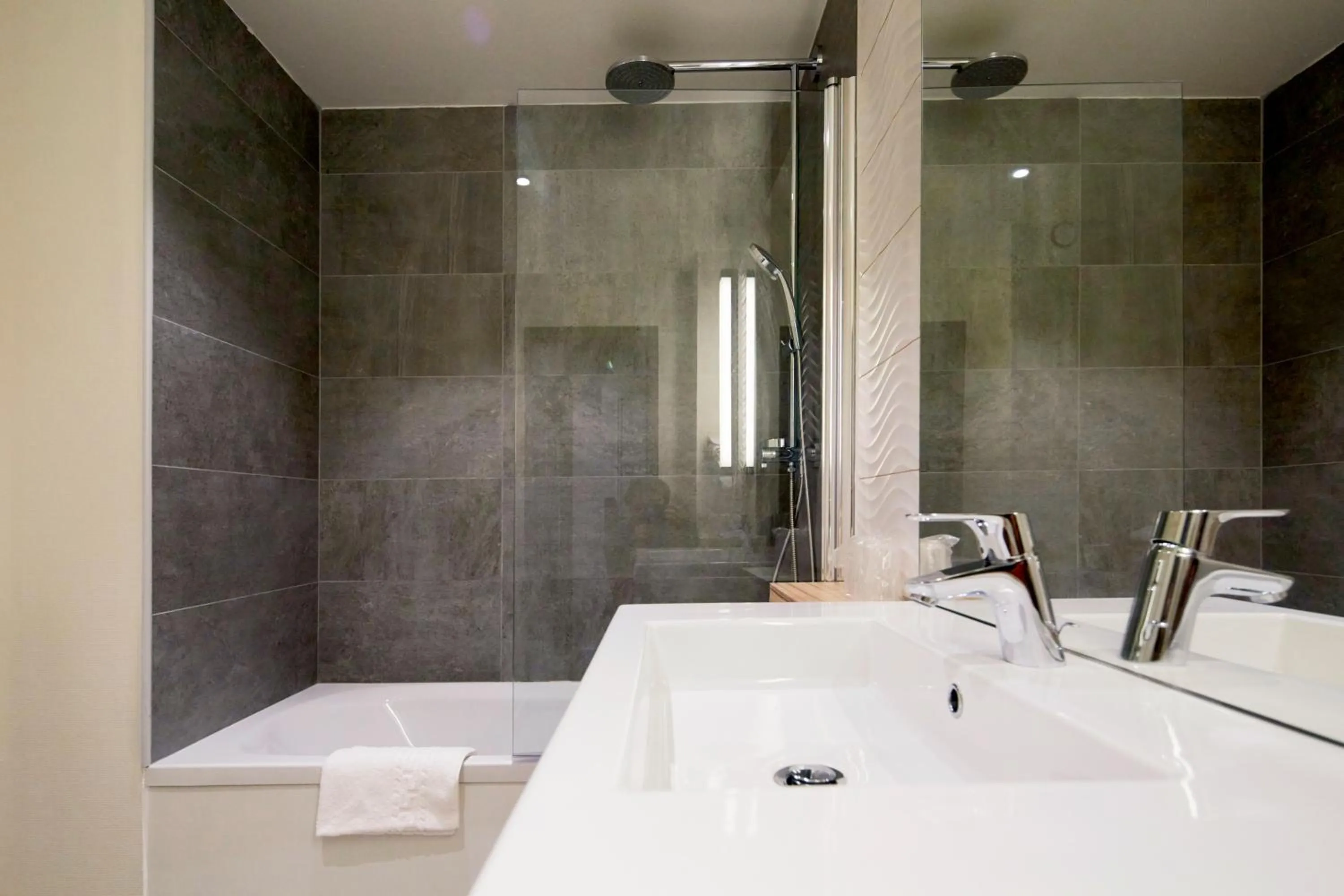 Bathroom in Campanile Orléans Centre Gare