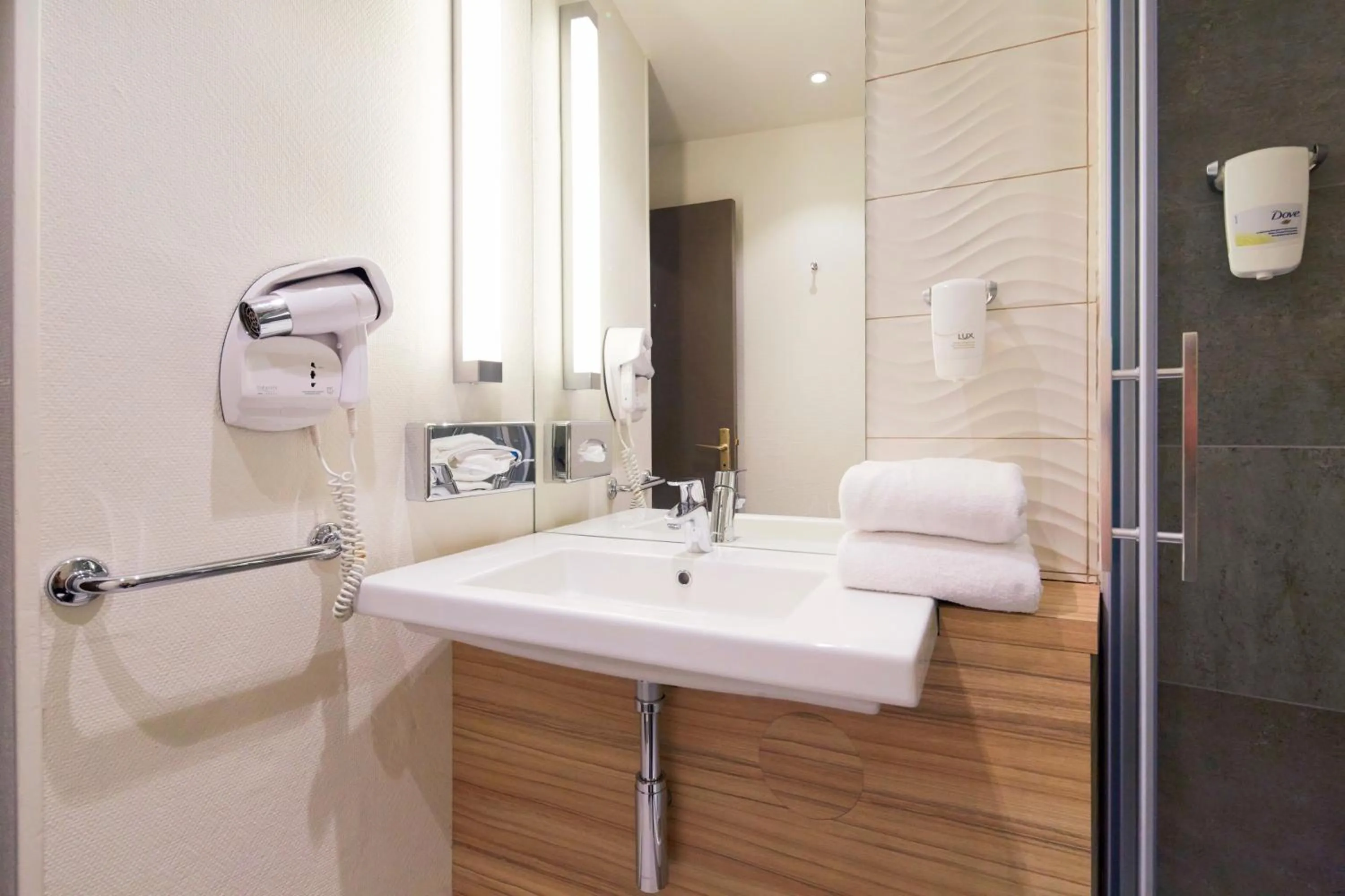 Bathroom in Campanile Orléans Centre Gare