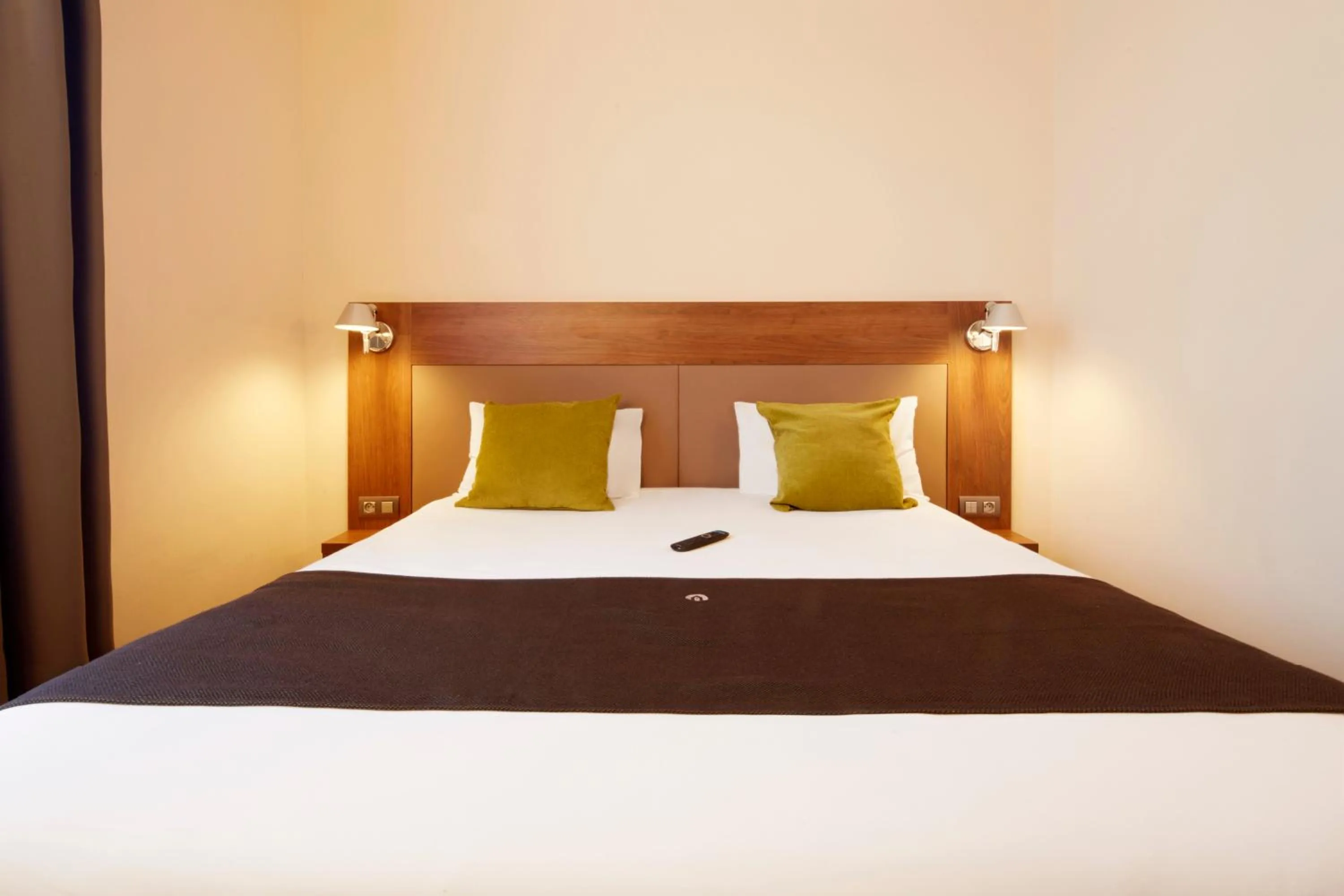 Bedroom, Bed in Campanile Orléans Centre Gare