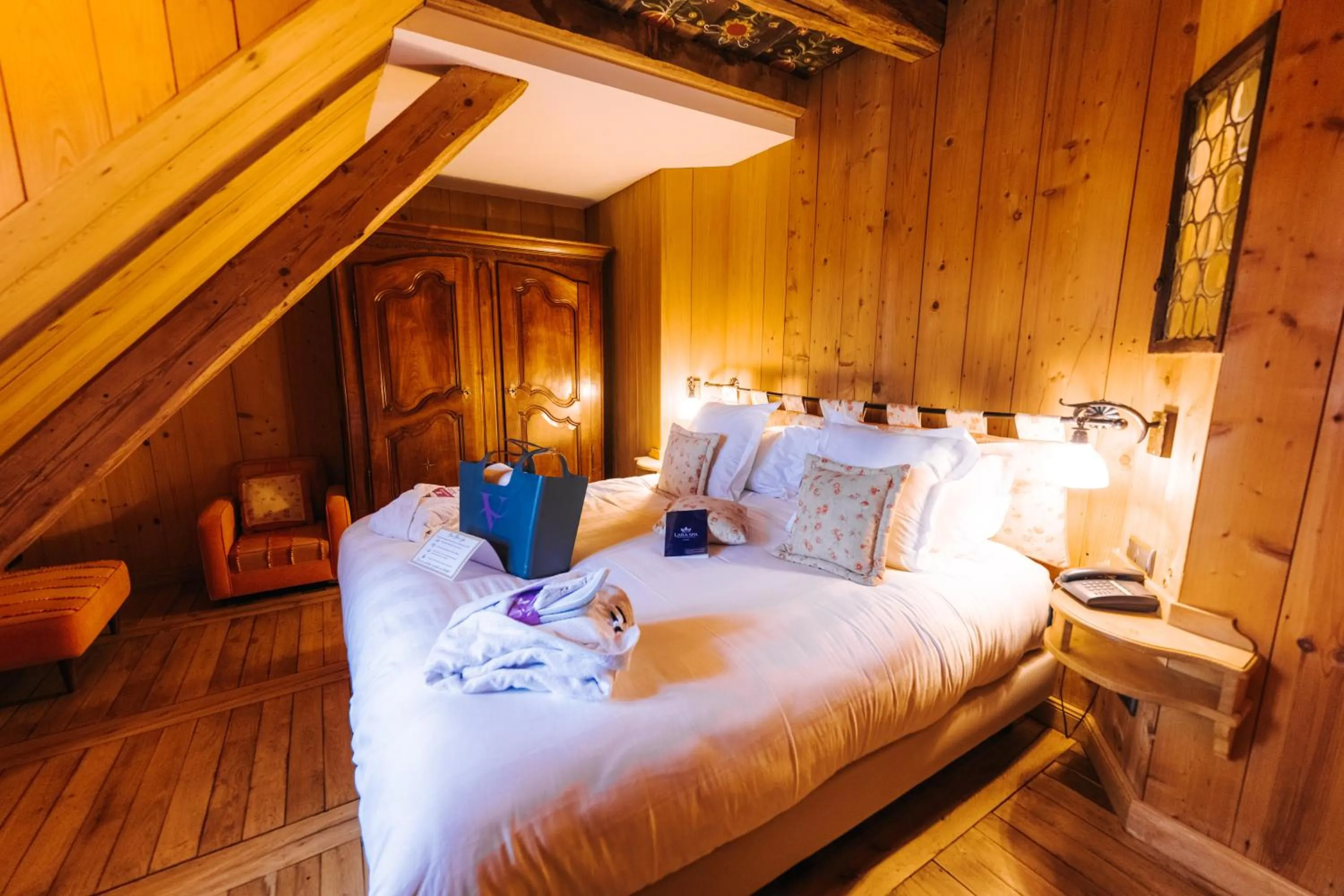 Bed in Les Violettes Hotel & Spa