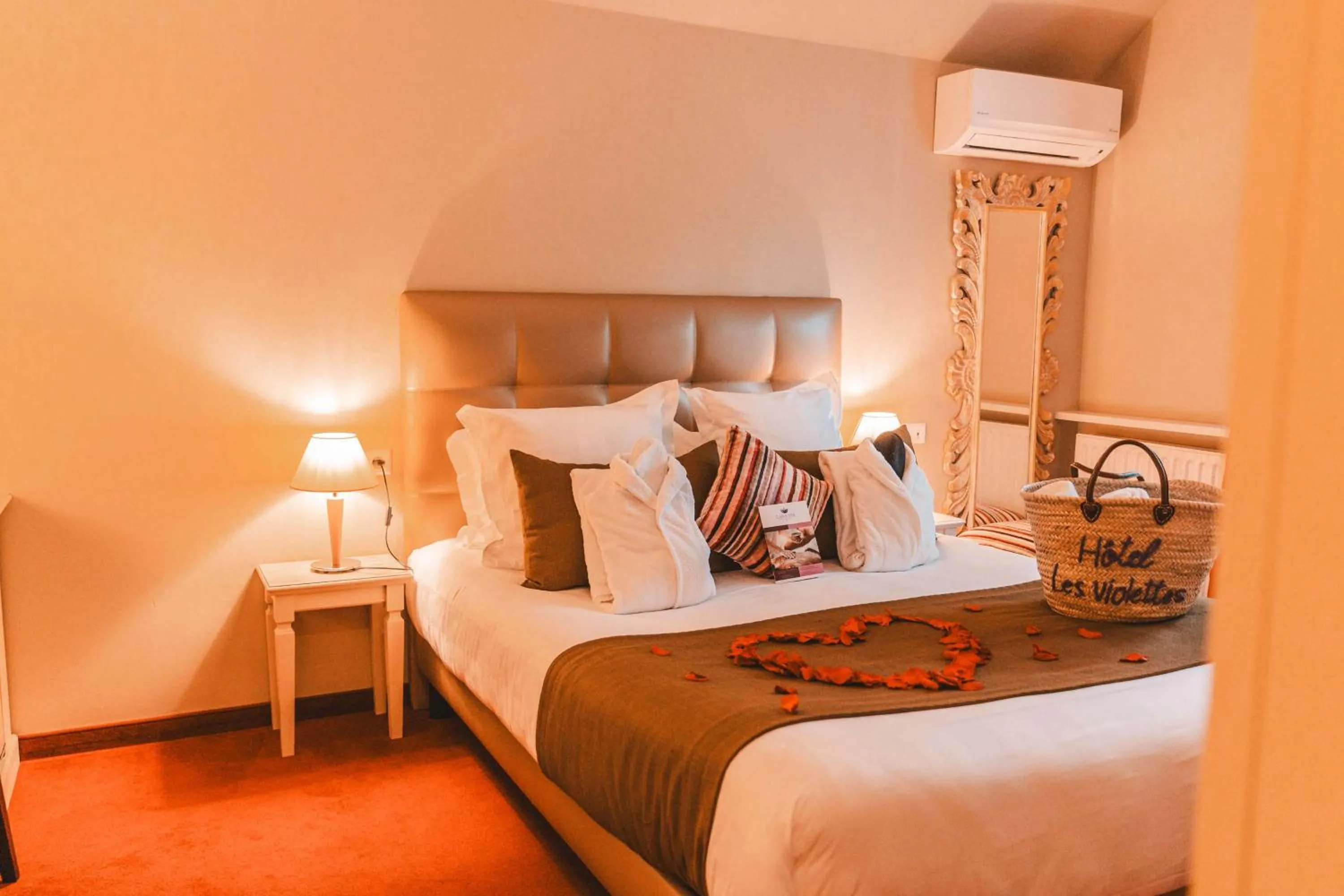 Bed in Les Violettes Hotel & Spa