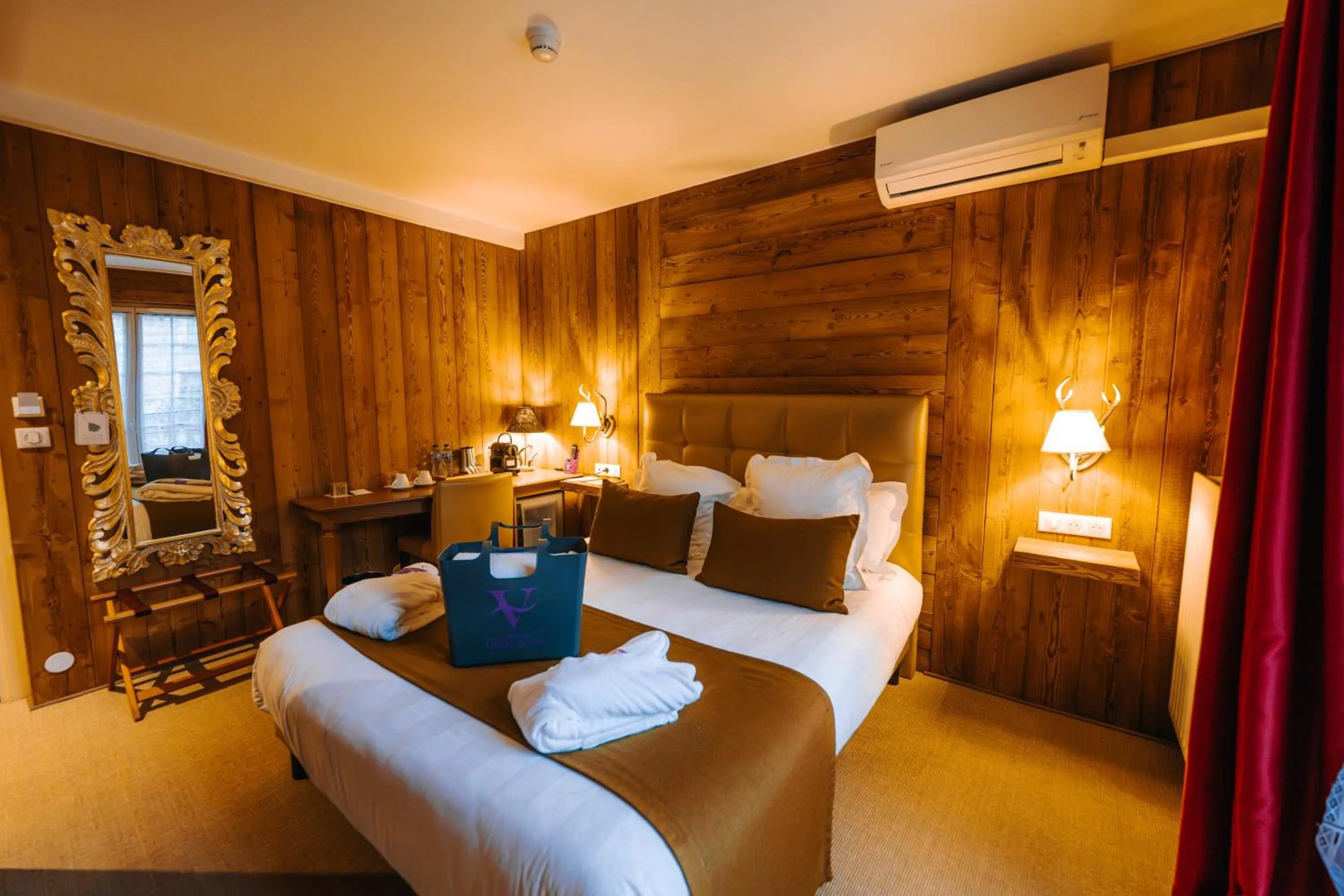 Bed in Les Violettes Hotel & Spa