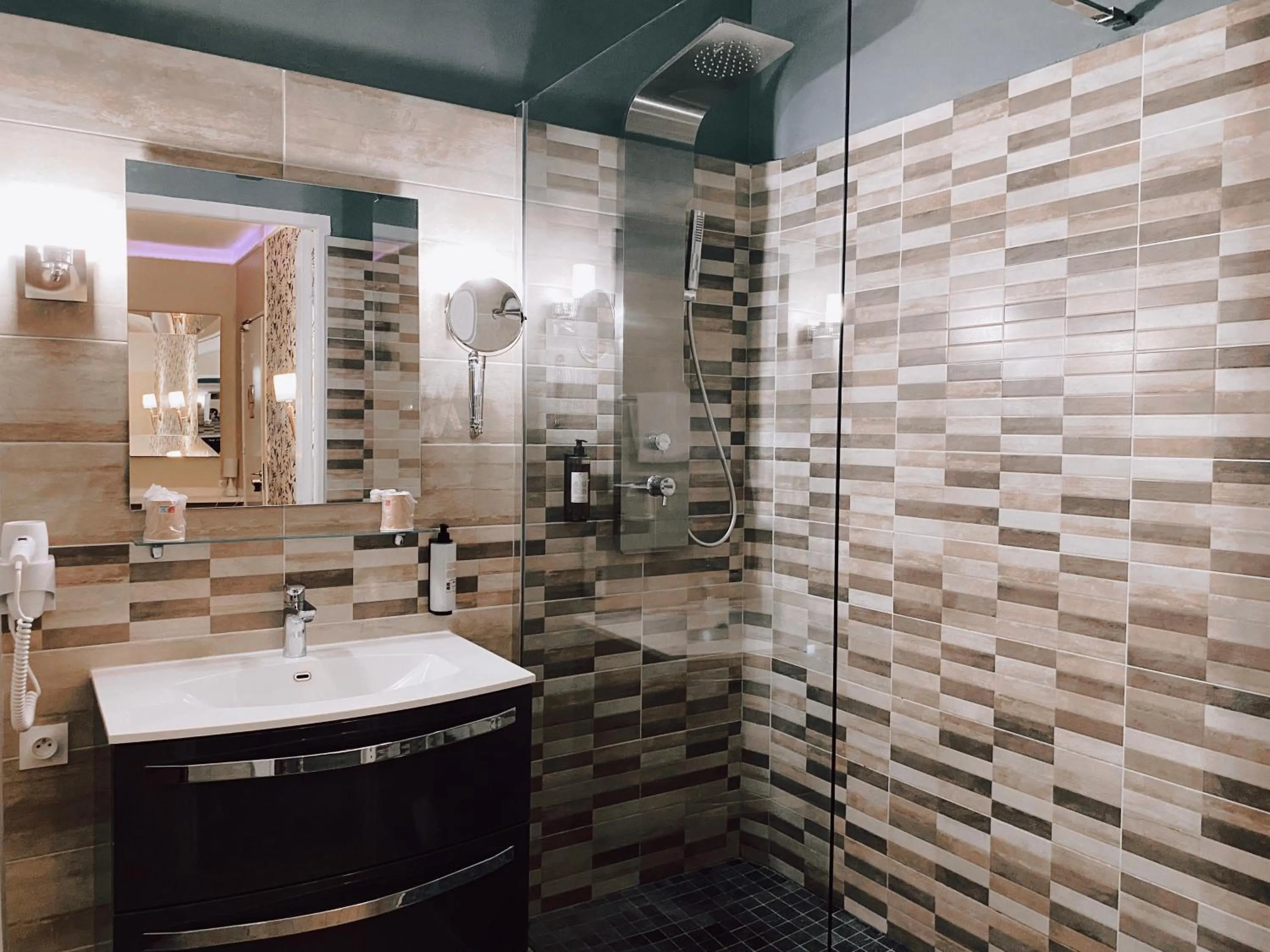 Bathroom in Royal Hôtel