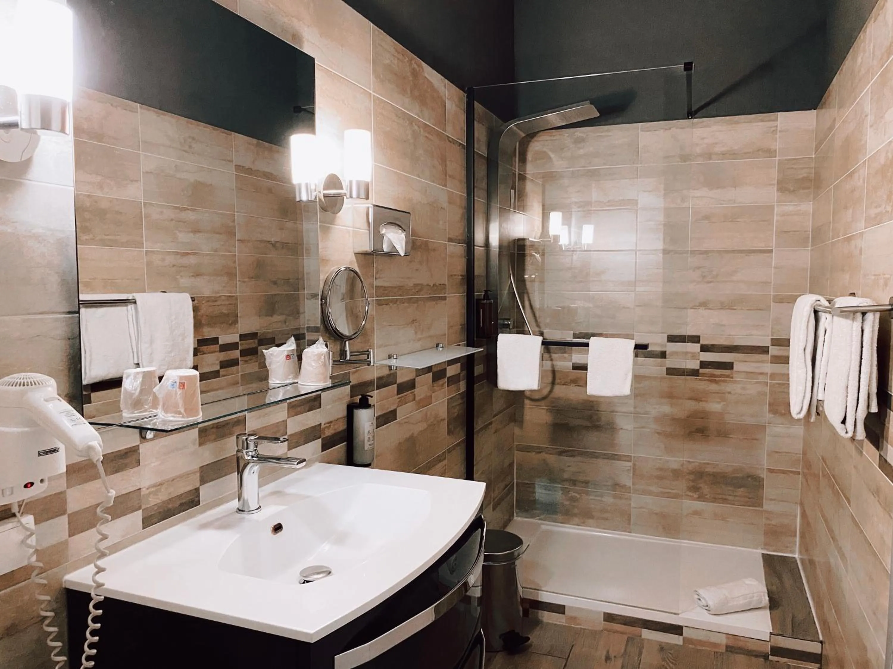 Bathroom in Royal Hôtel