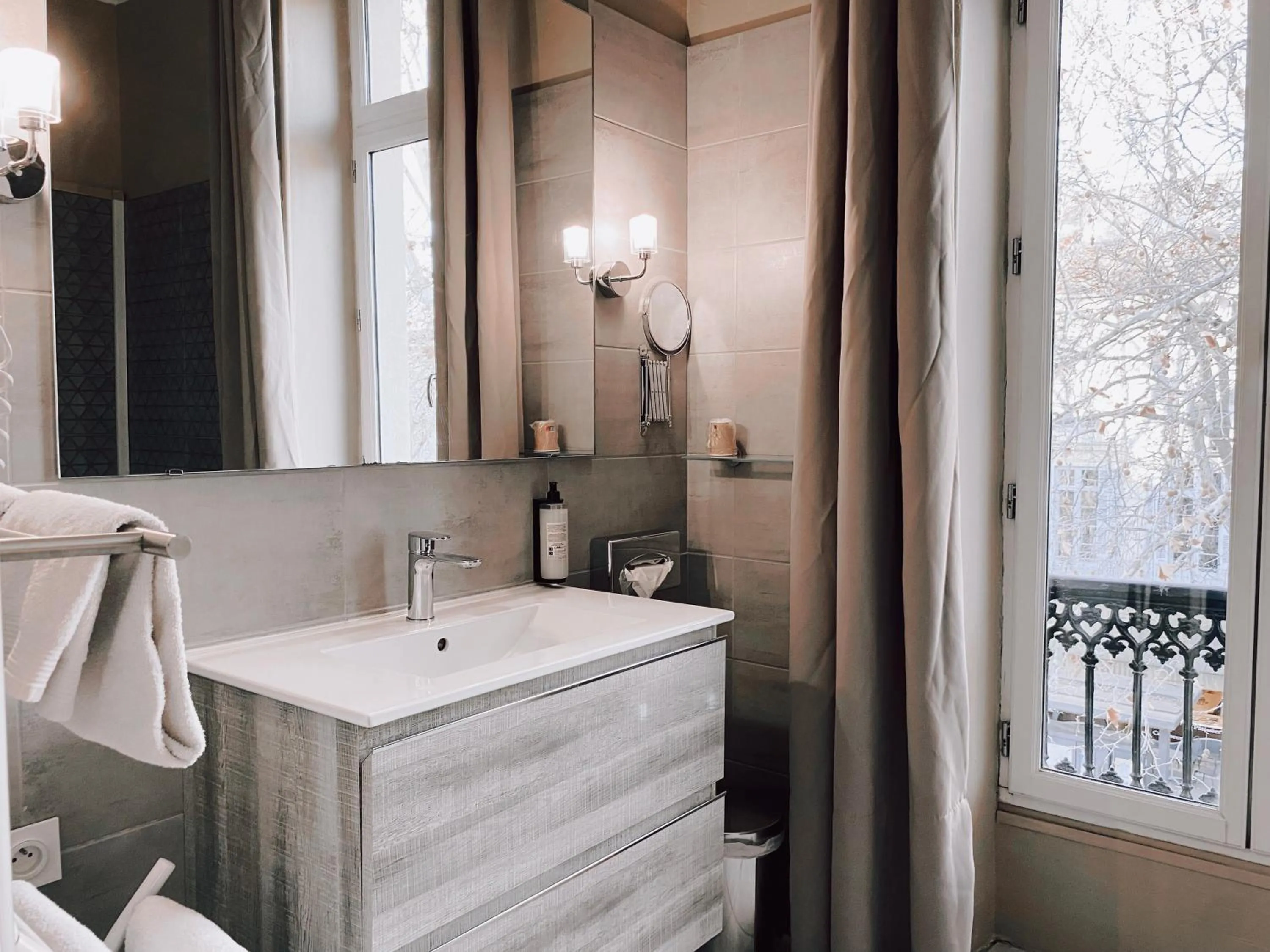 Bathroom in Royal Hôtel