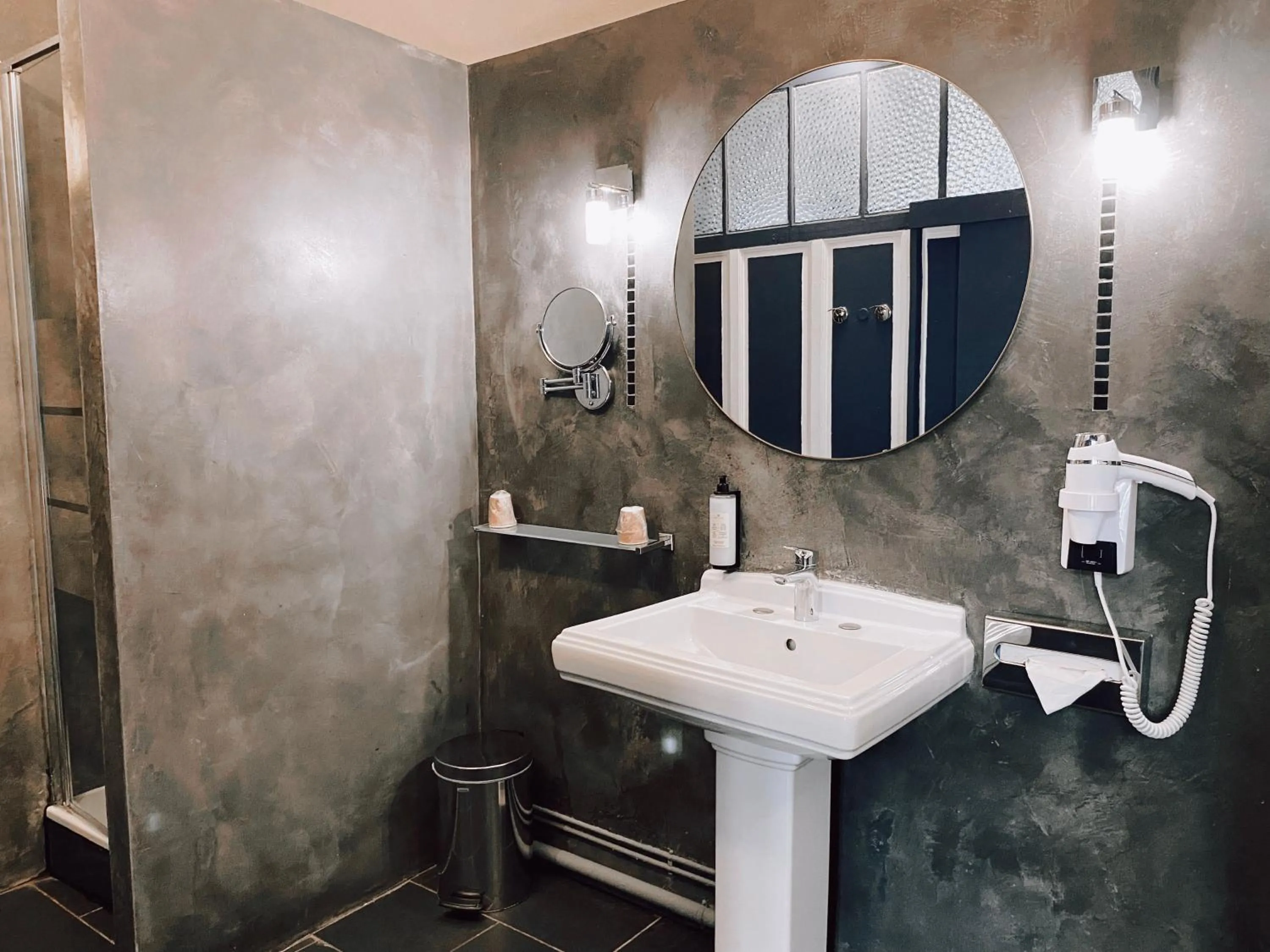 Bathroom in Royal Hôtel