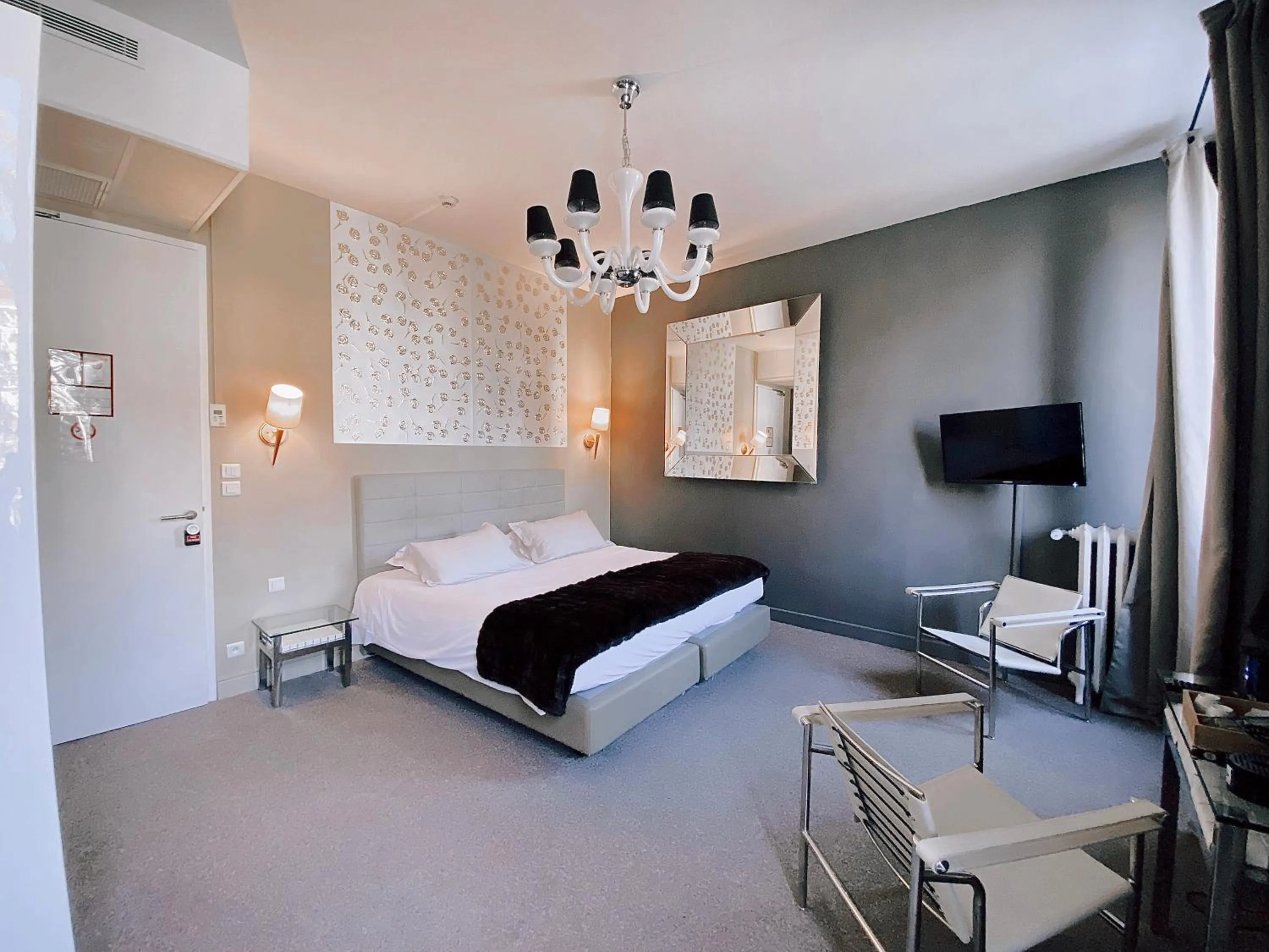 Photo of the whole room, Bed in Royal Hôtel