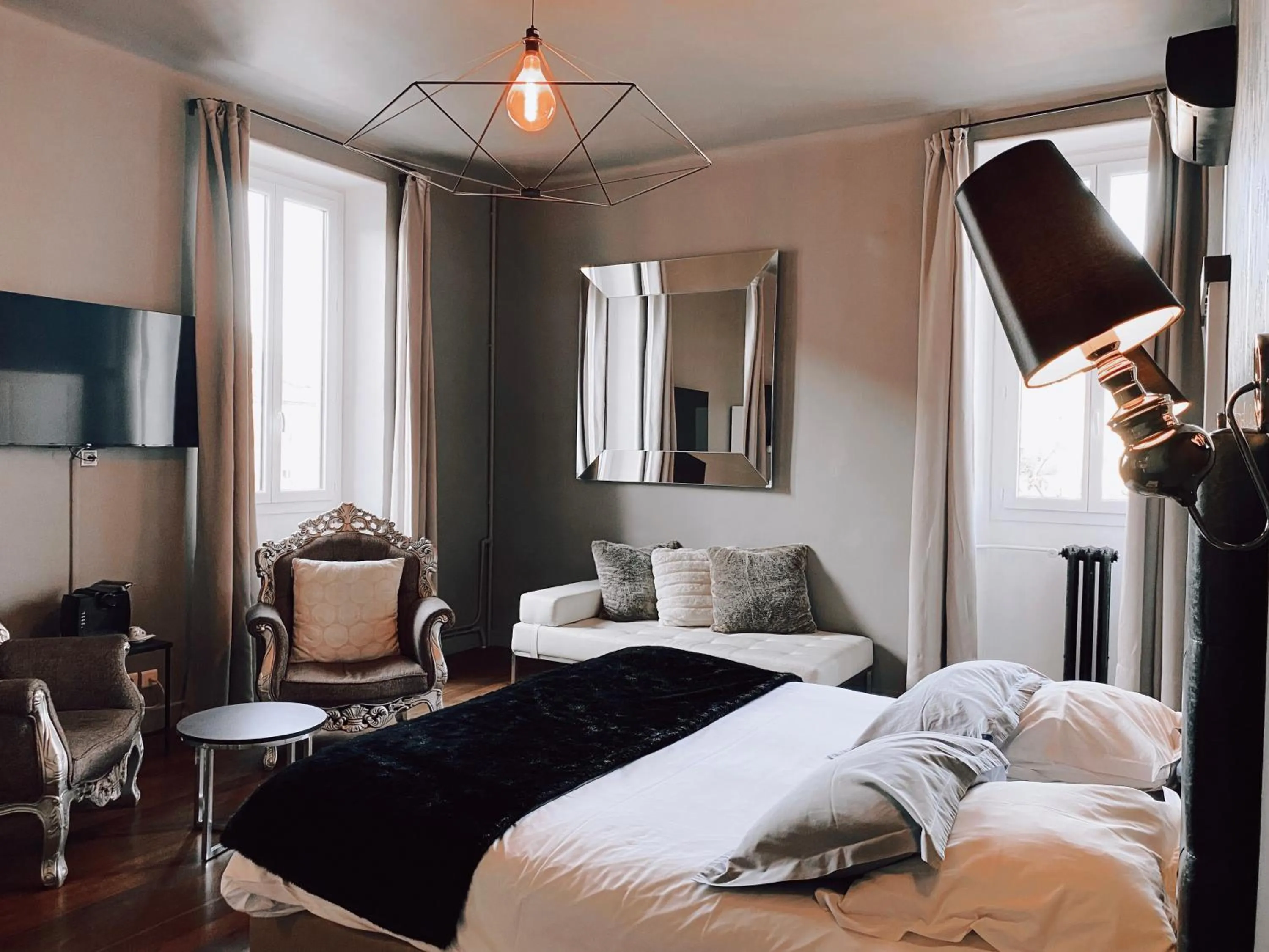 Photo of the whole room, Bed in Royal Hôtel