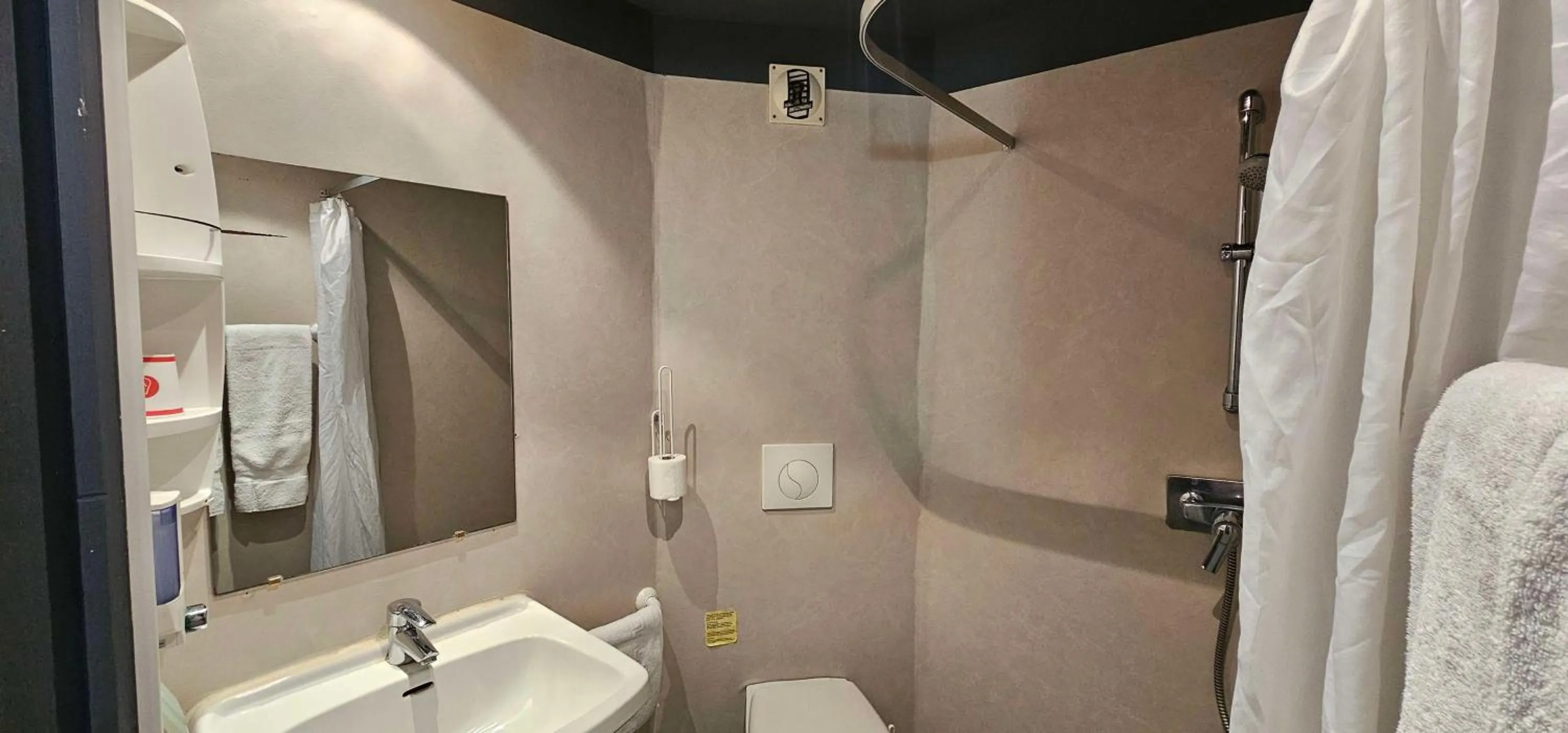 Bathroom in Brit Hotel Essentiel Albi Parc des Expos